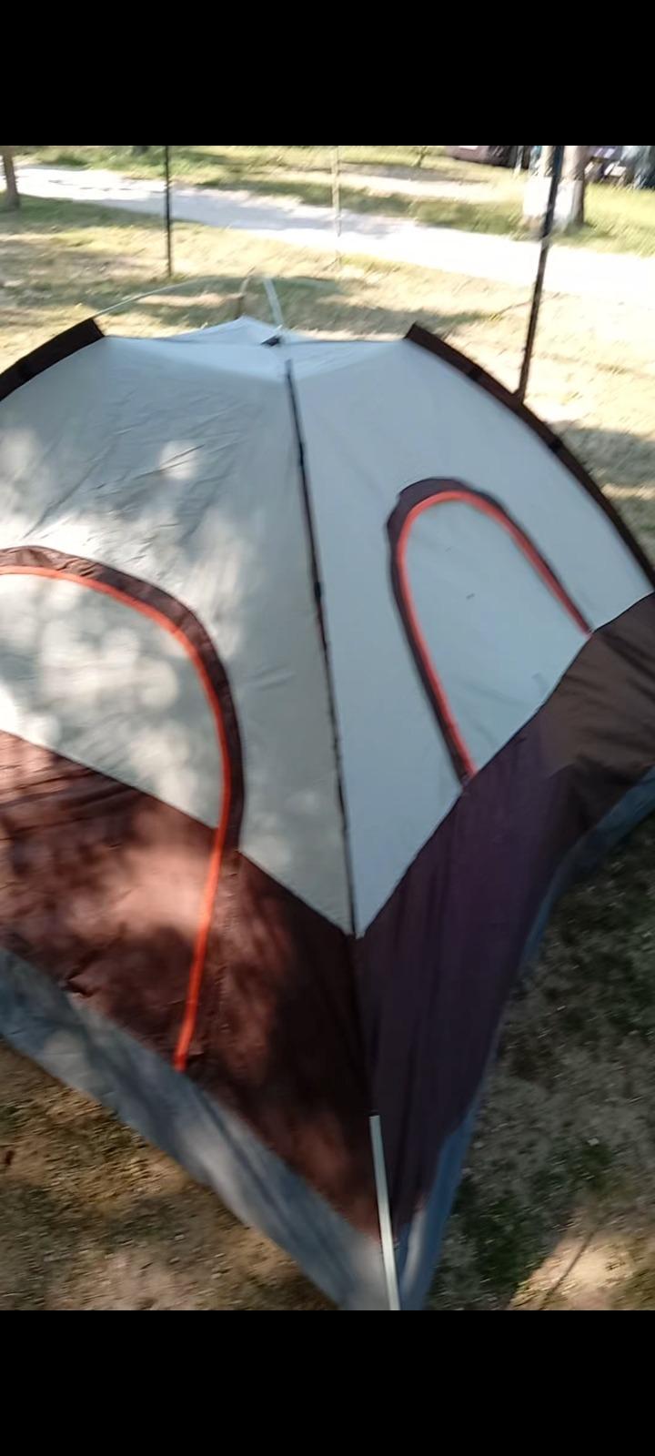 Foto 2 de Tendría disponible dos iglús una tienda de seis personas del Decathlon dos colchones de 135 con hinc