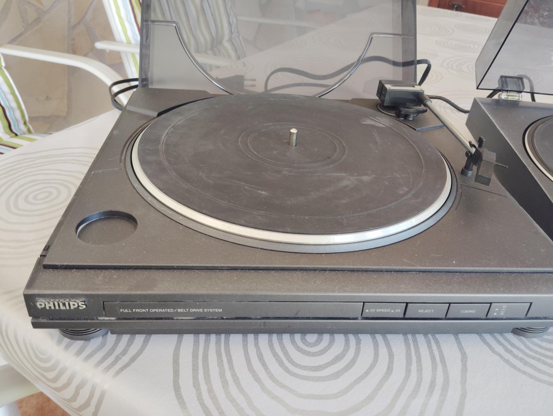 Foto de Pareja de tocadiscos, uno aiwa que funciona perfectamente y otro Sony que solo le falta la aguja 