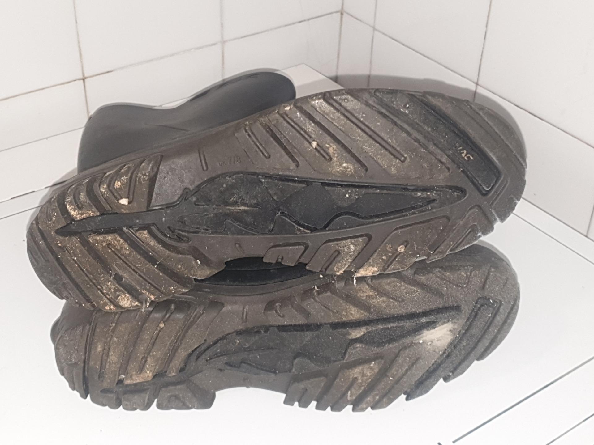 Foto 2 de Botas deagua talla 42 negras muy poco uso