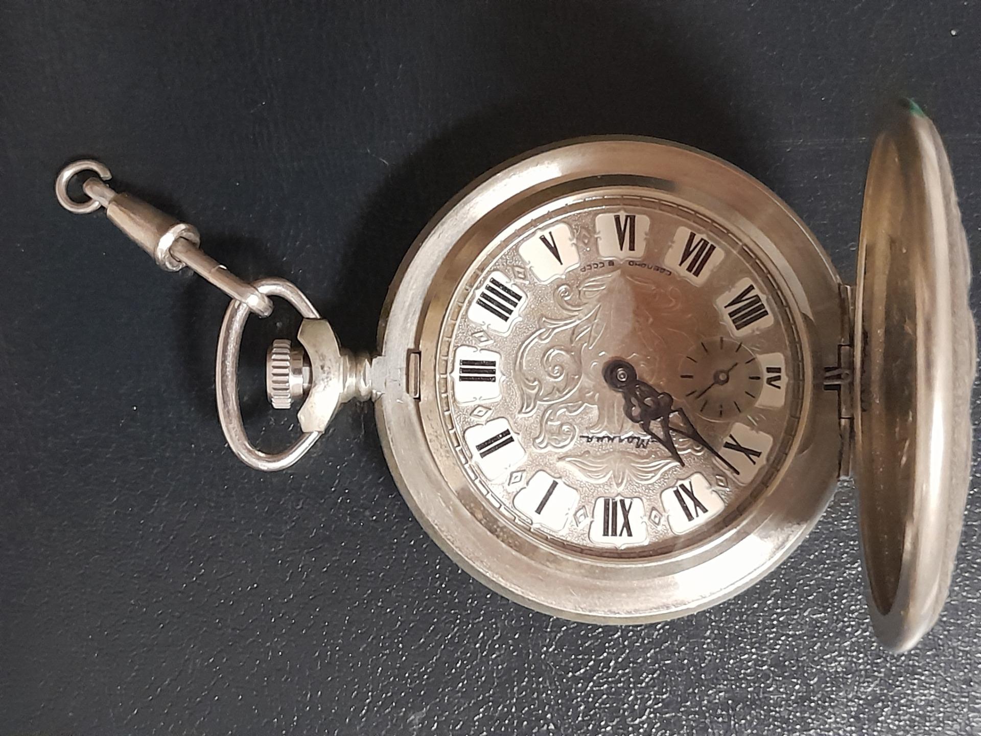 Foto 5 de Navajas, reloj, decoración un santo 