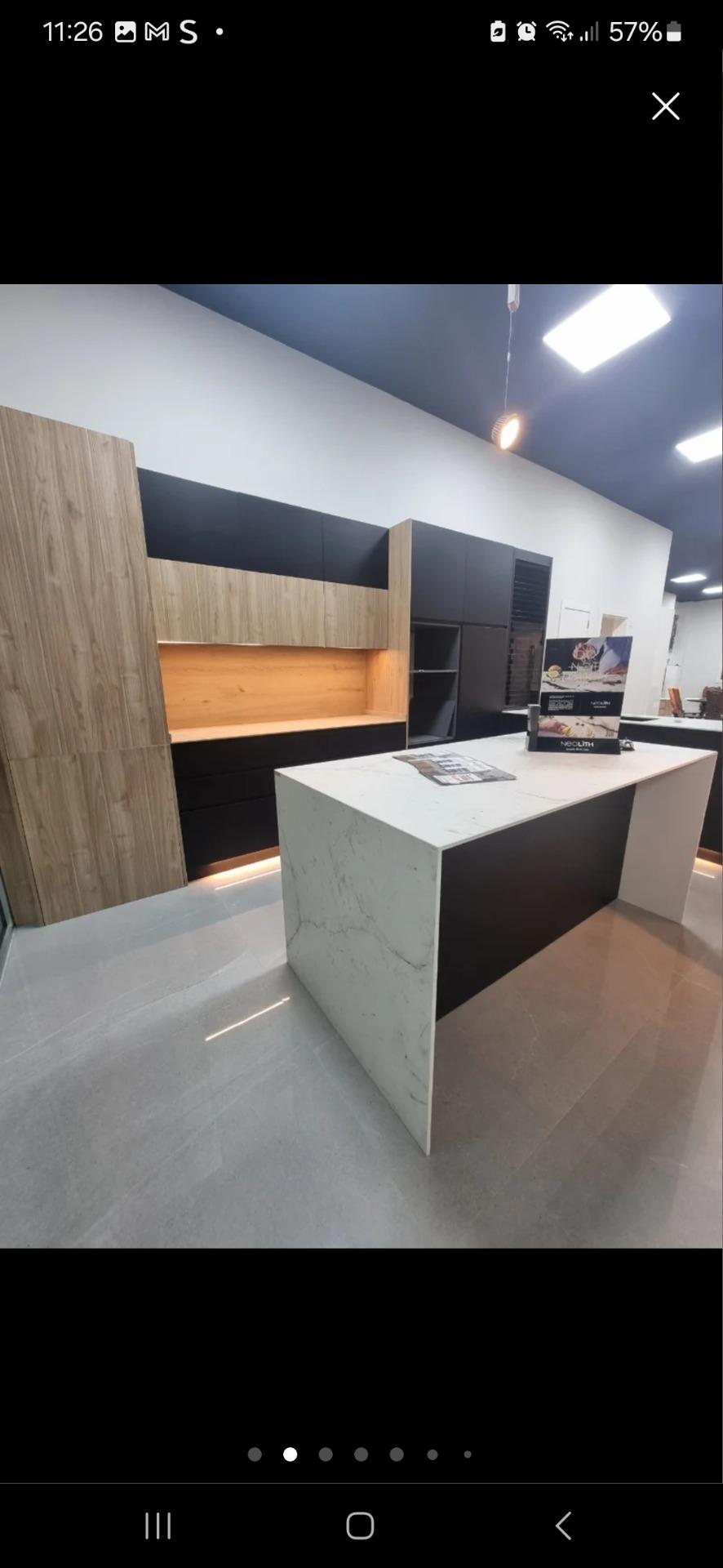Foto 3 de Cambio cocina exposición con Neolith Abu Dhabi y Dekton, combinación negro con roble.