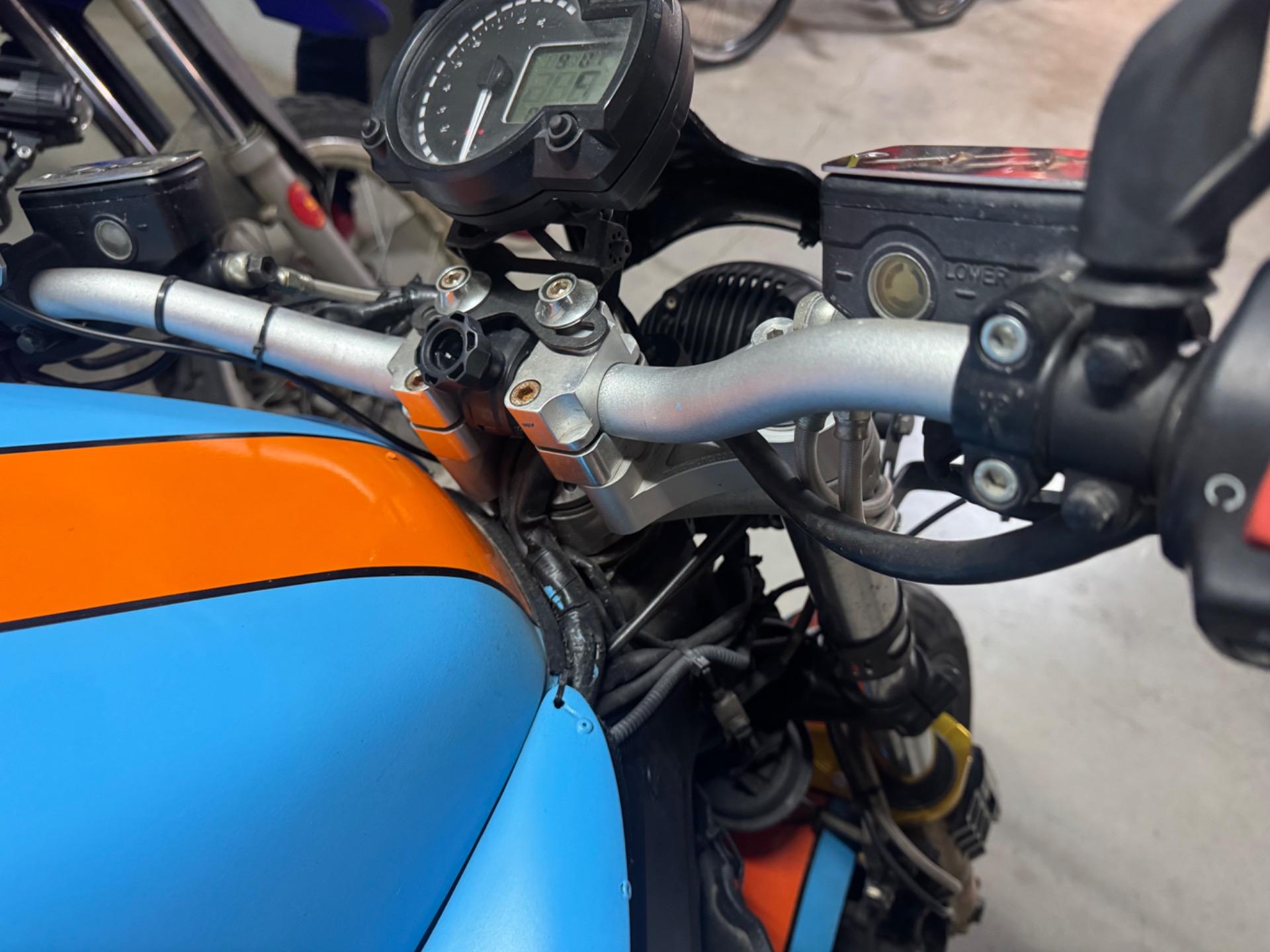 Foto 3 de Honda cbr 1100 xx transformada naked