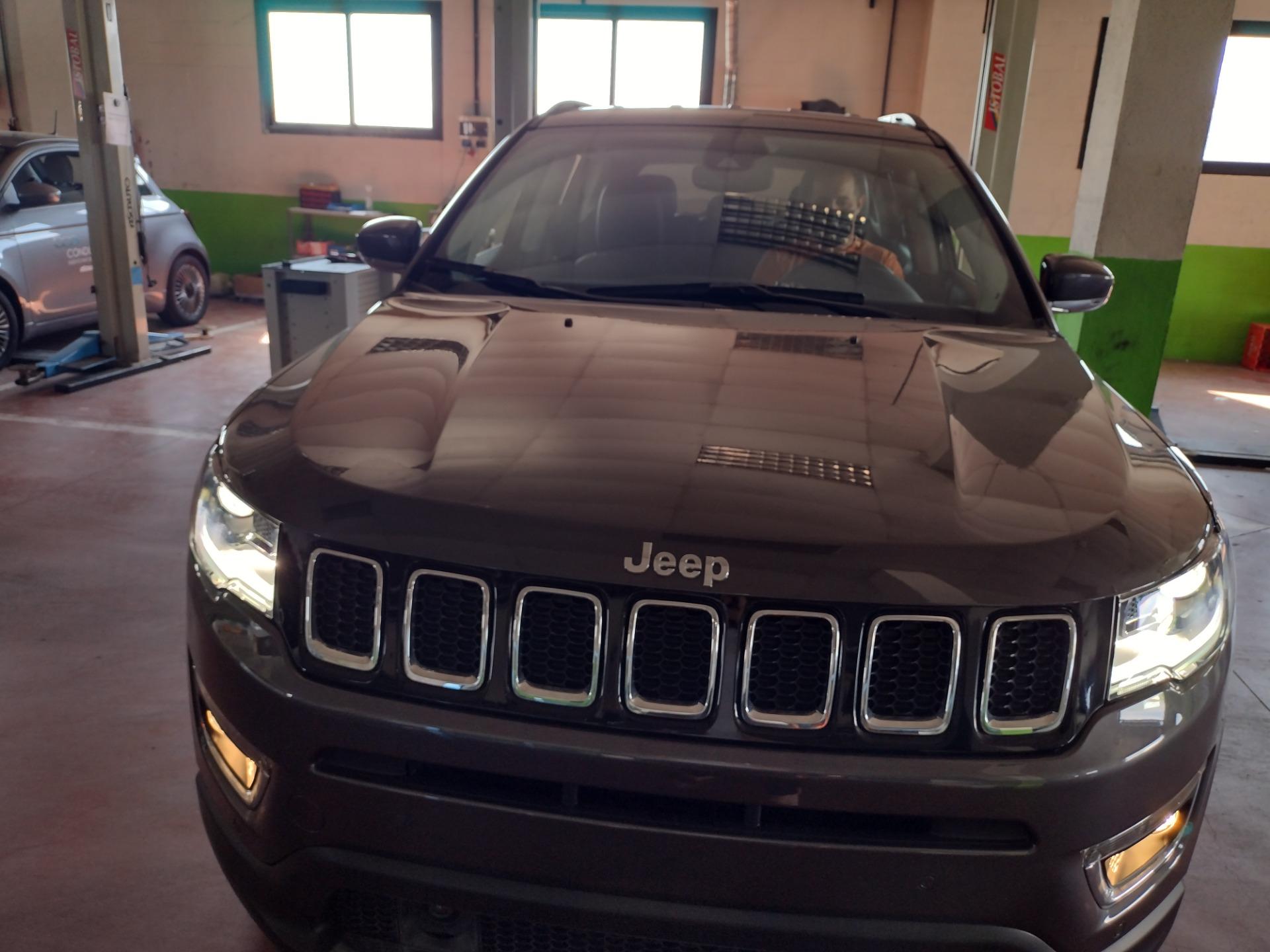 Foto de Jeep compas  por un coche automático  