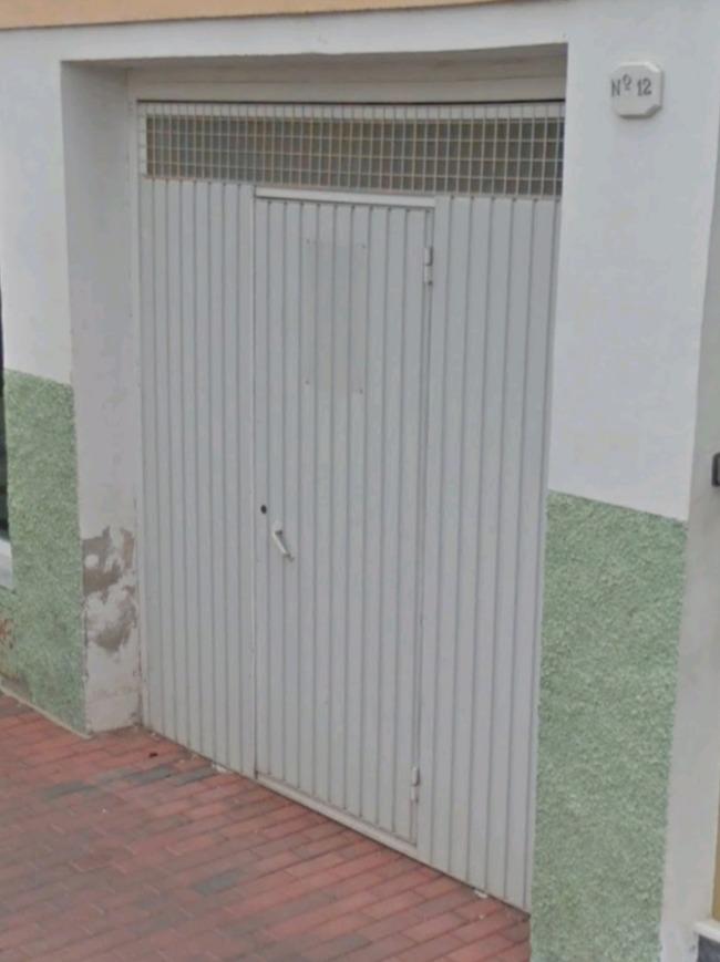 Foto 2 de Puerta de garaje basculante con puerta peatonal integrada 