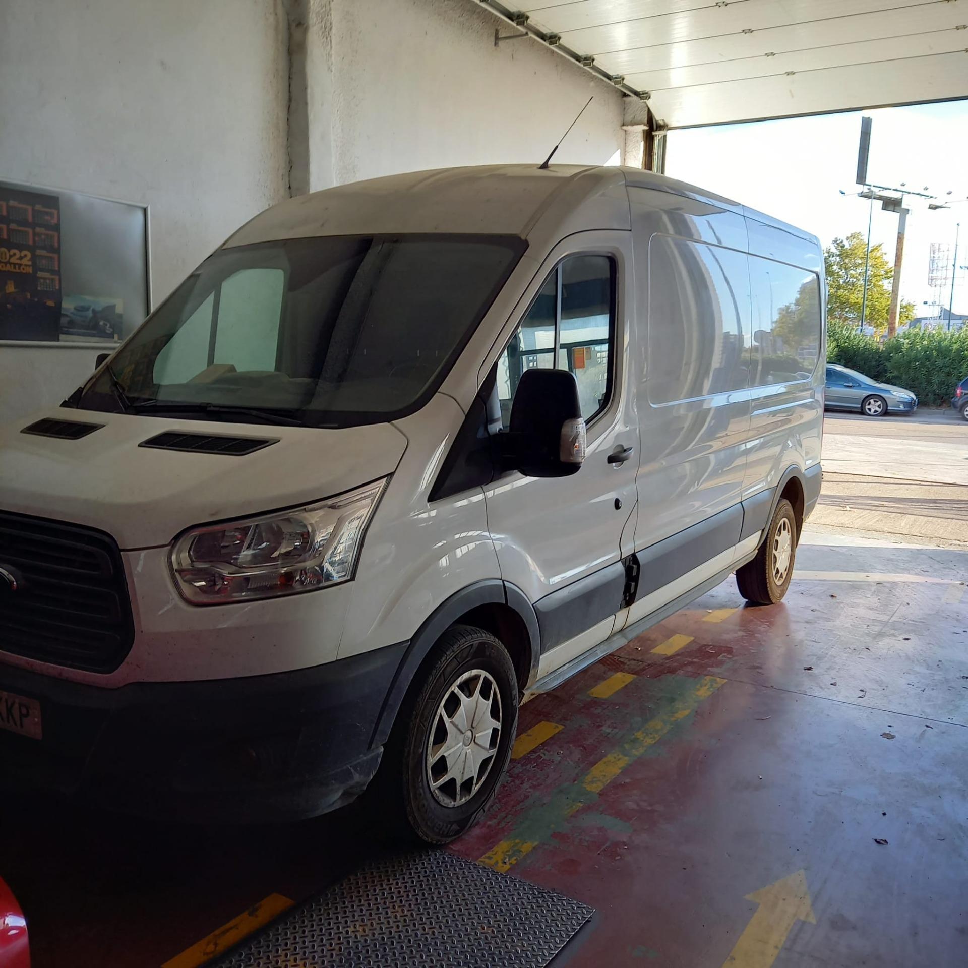Foto 3 de Furgoneta Ford Transit ideal para camperizar 