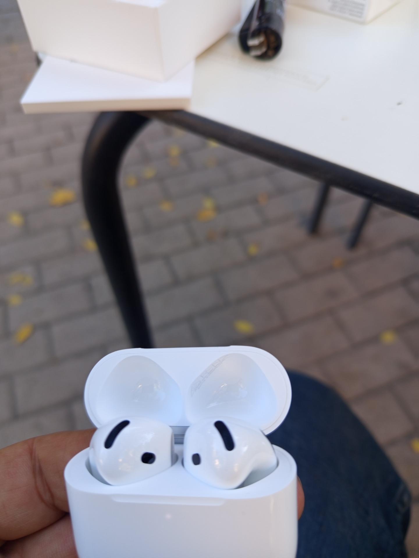 Foto de Airpods 4 con cancelación de ruido,por bicicleta