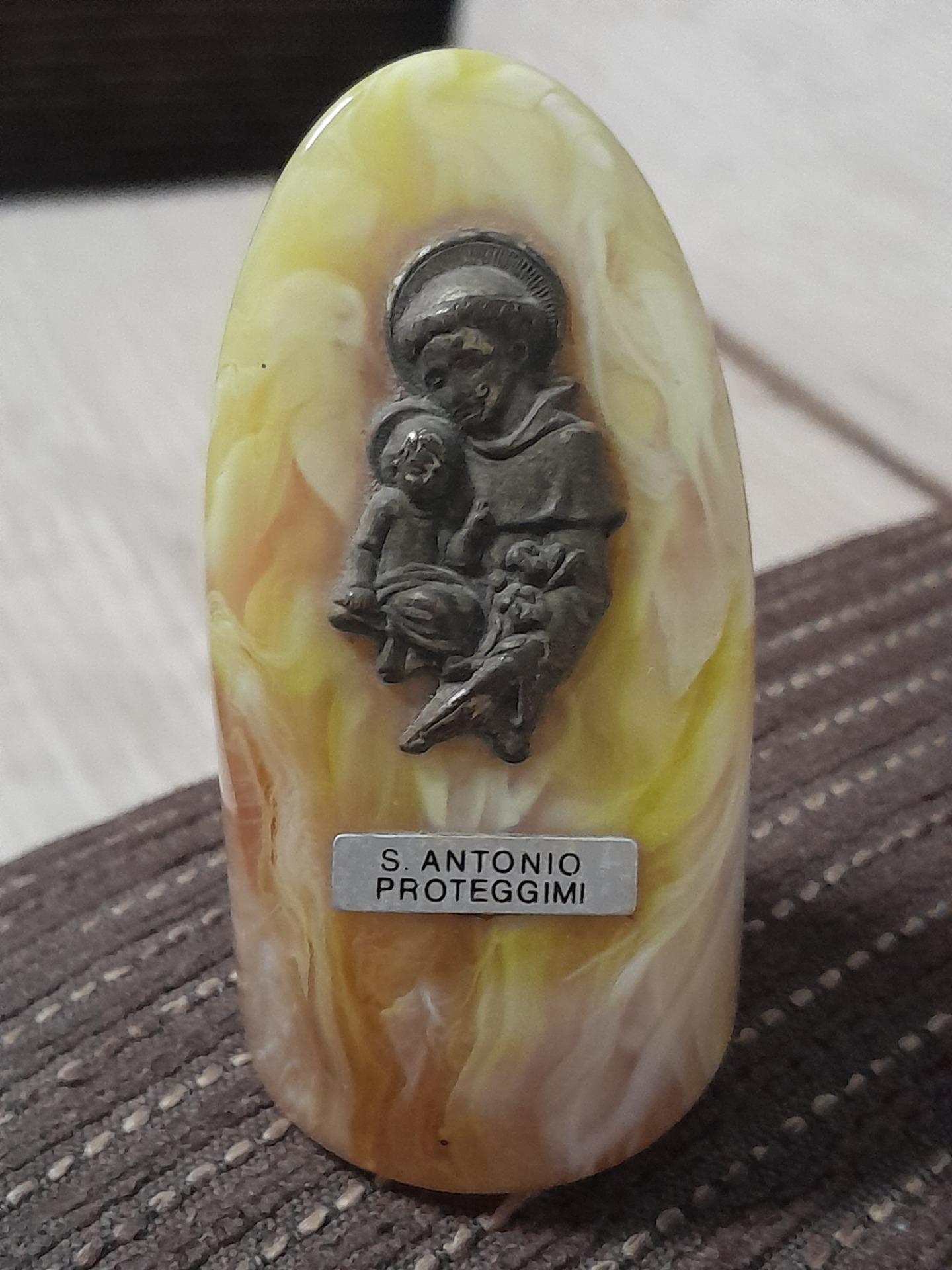 Foto 6 de Navajas, reloj, decoración un santo 