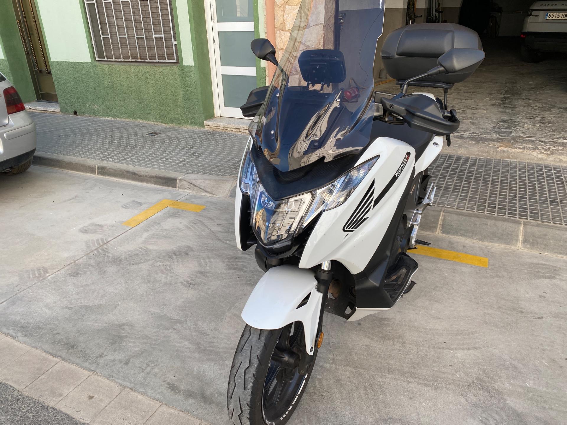 Foto 3 de Honda Integra NC750D, blanca del 2017.