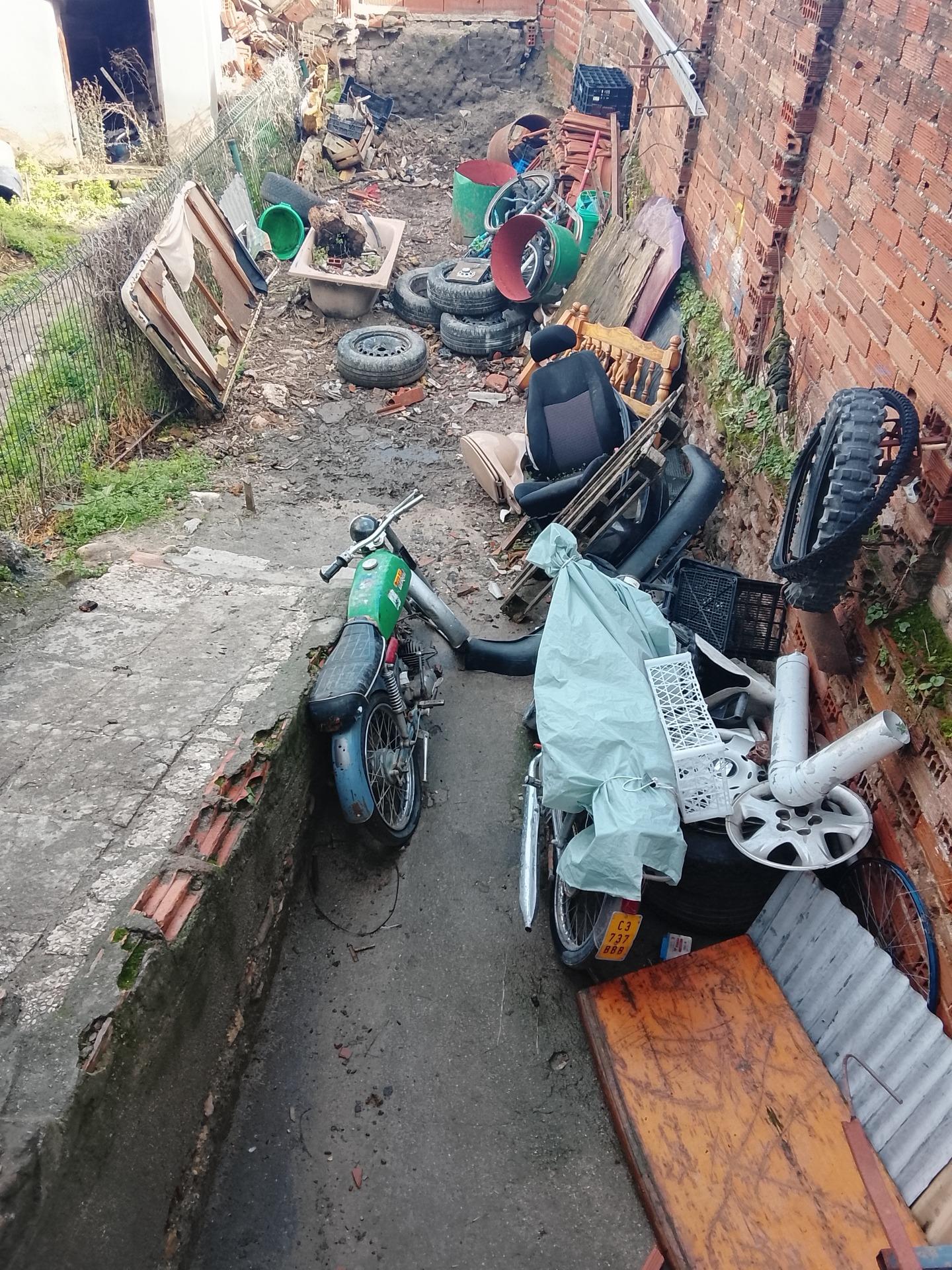 Foto de derbi rabasa  con papeles y derbi antorcha  sin papeles 