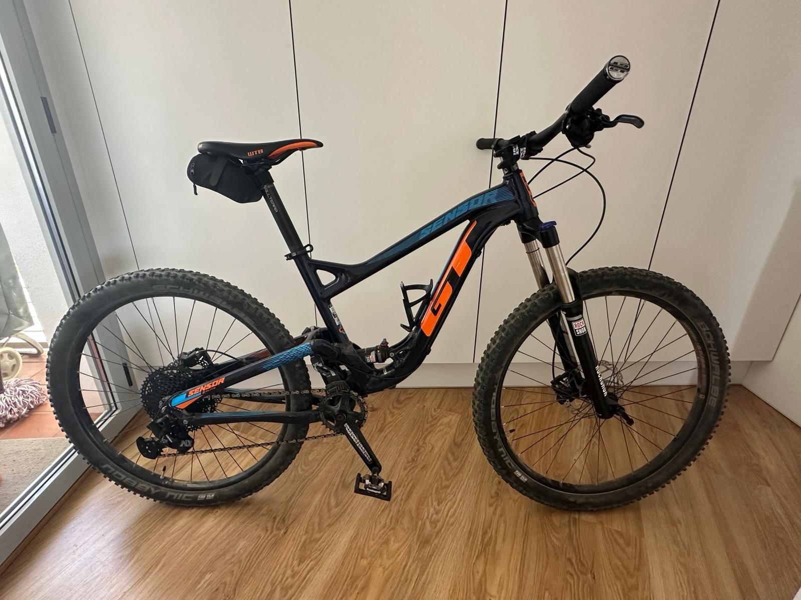 Foto de Bicicleta de doble suspensión GT Sensor 