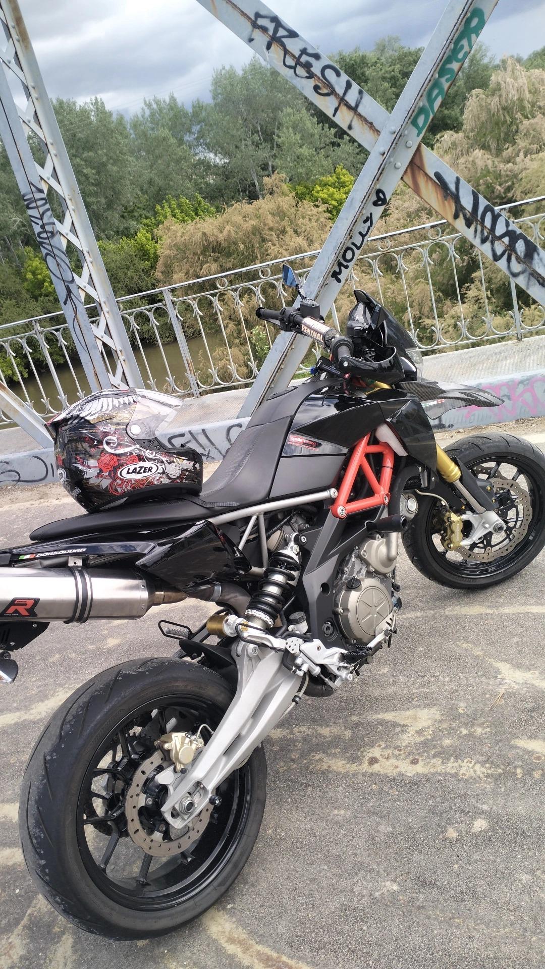 Foto 2 de Aprilia SMV 750 Dorsoduro Supermotard