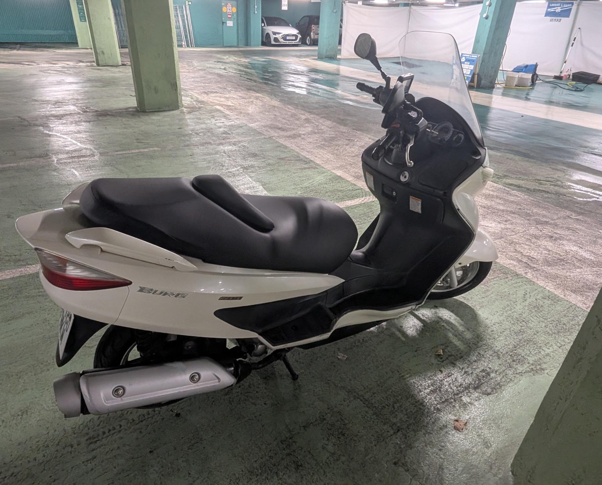 Foto 4 de Suzuki Burgman 200 año 2012, 64000km funcionando correctamente. ITV agosto 2027. Moto mayor o coche