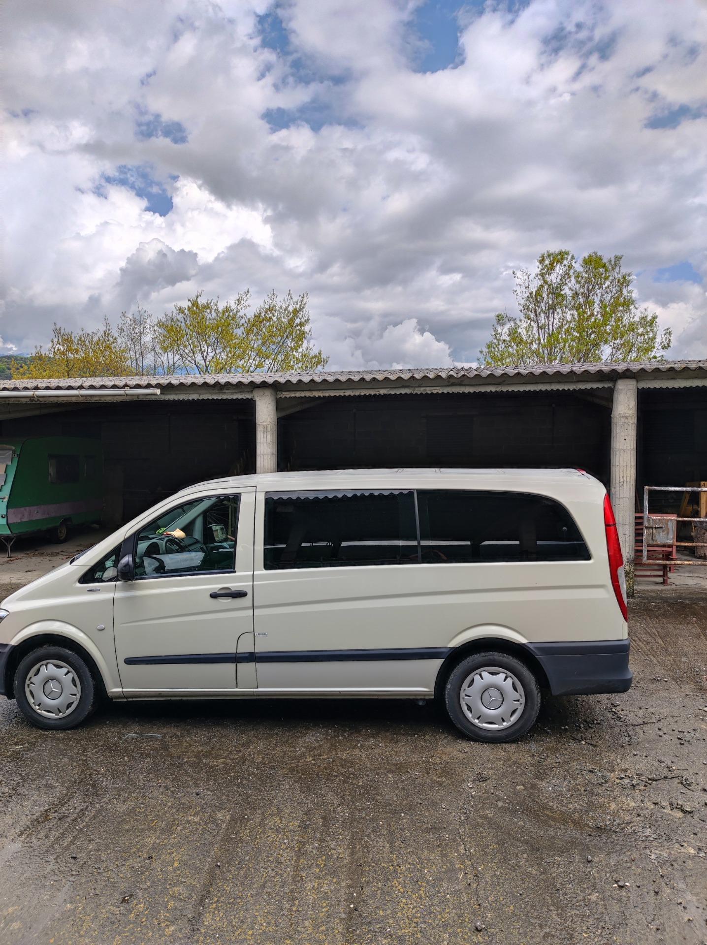 Foto de Mercedes Vito por royal enfield Himalayan