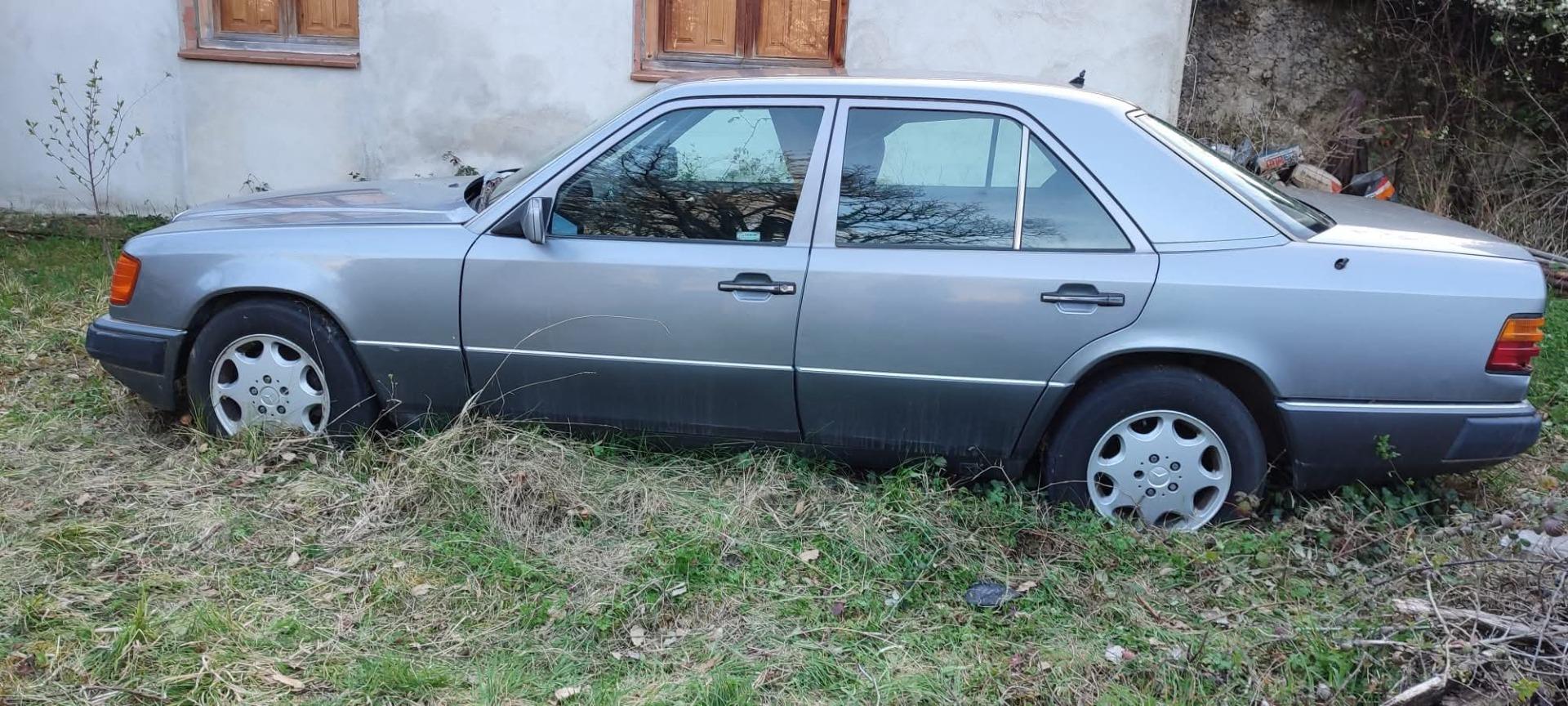 Foto 2 de Mercedes 300e para restaurar con todas las piezas.