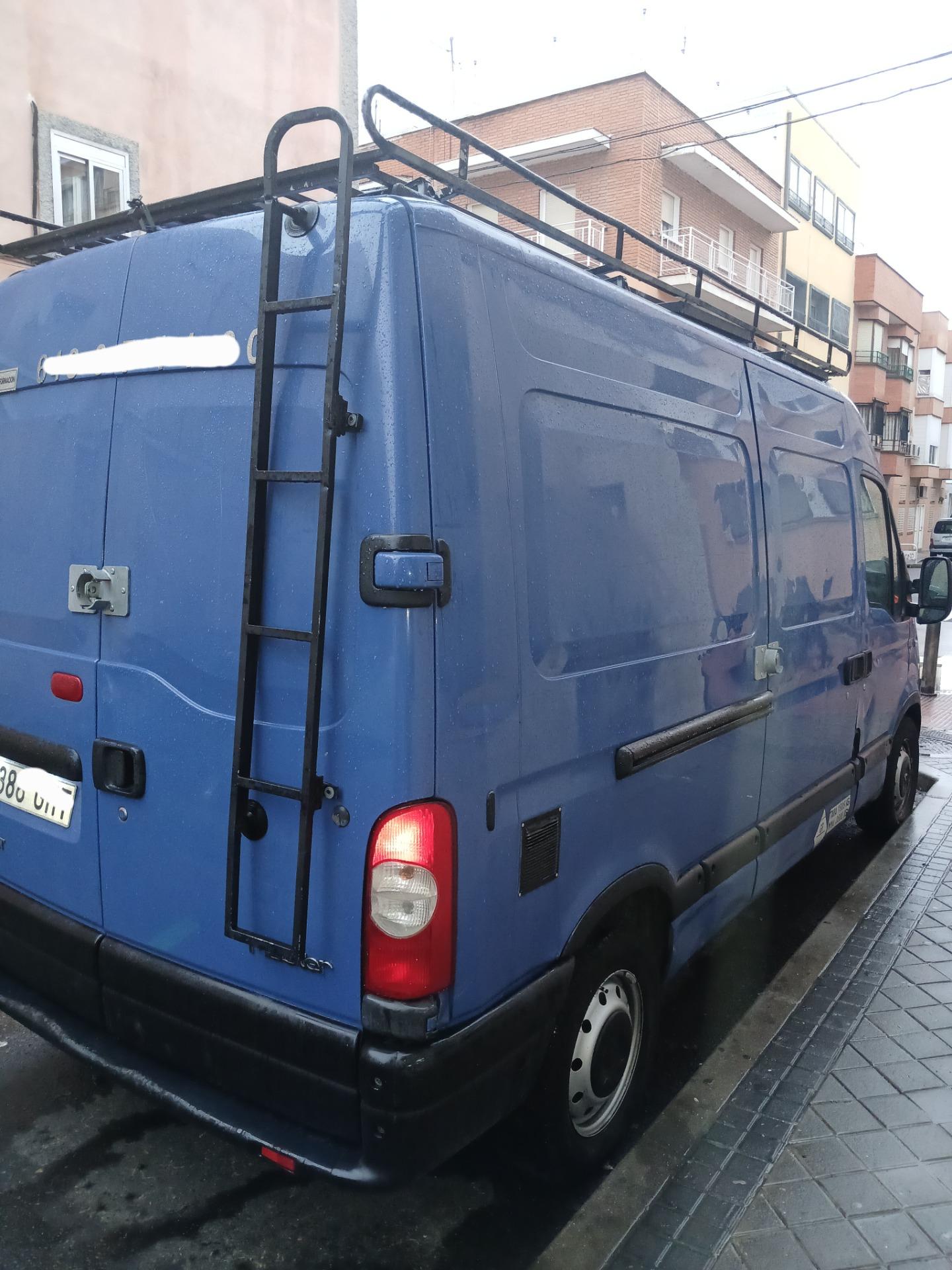 Foto 1 de Furgoneta por coche