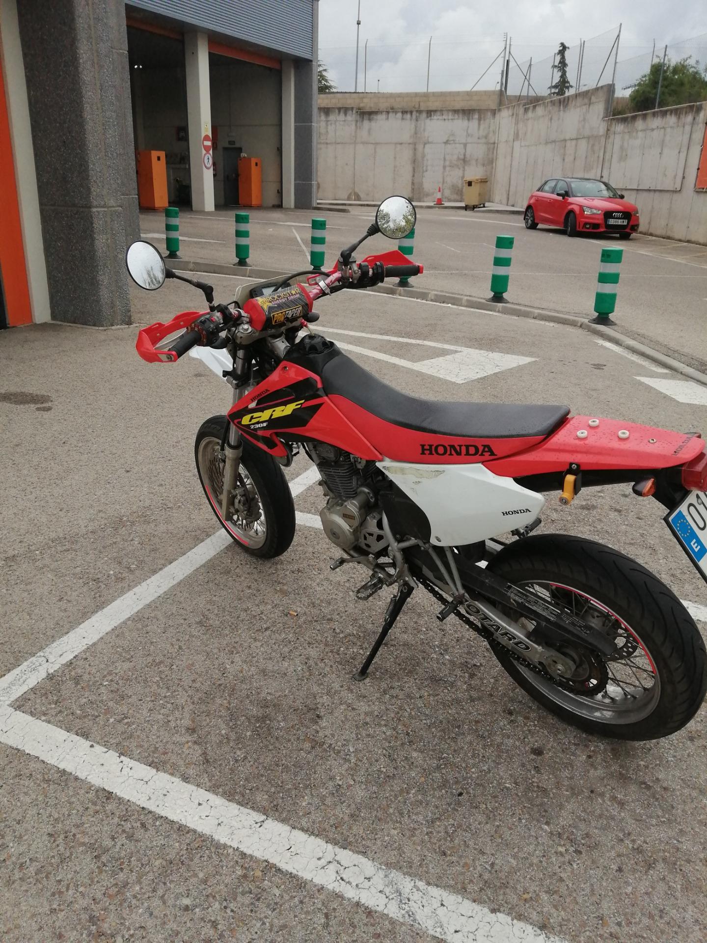 Foto 6 de moto Honda crf 230 f Supermotard 