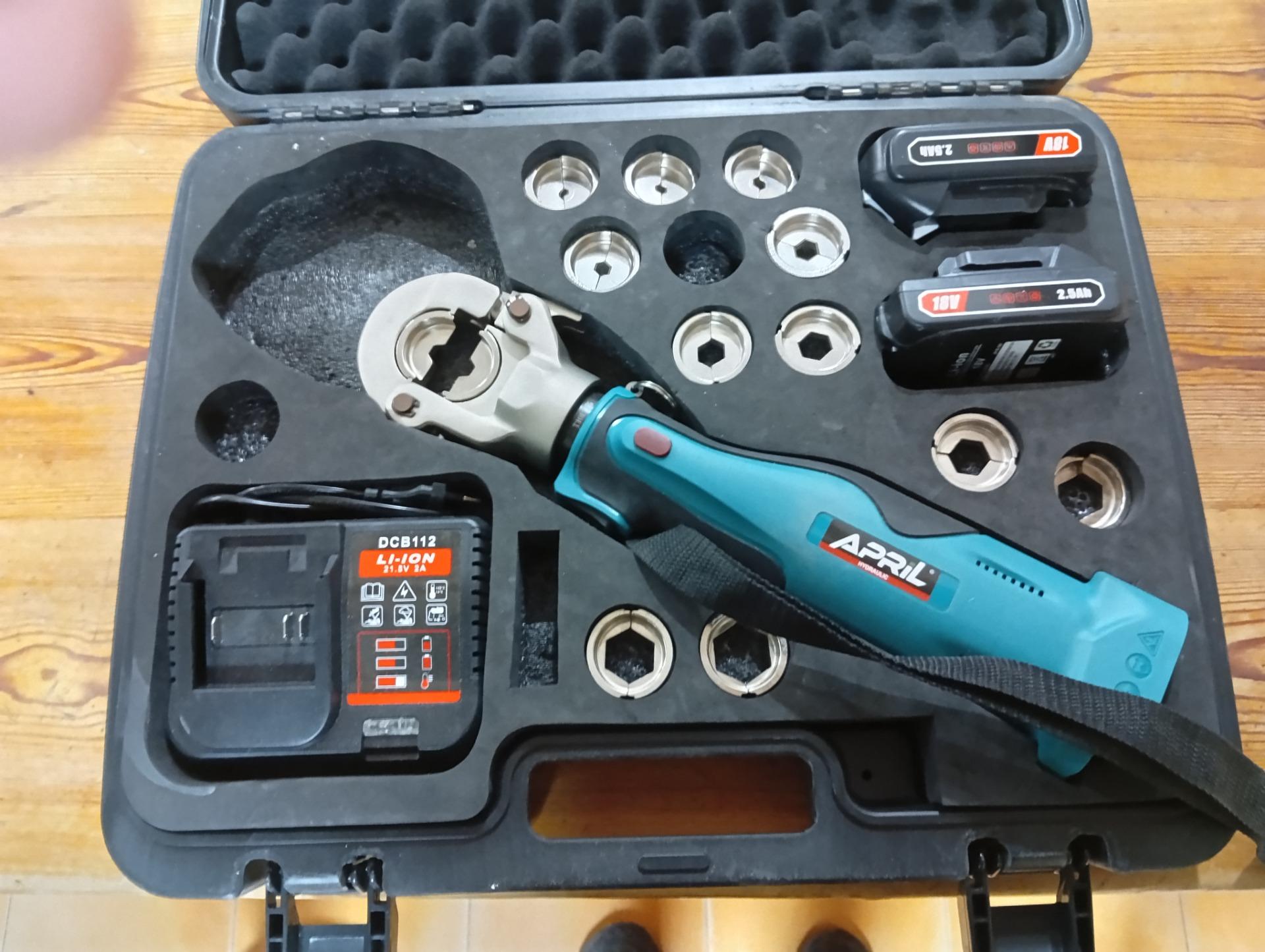 Foto de Prensadora a batería de terminales eléctricos 