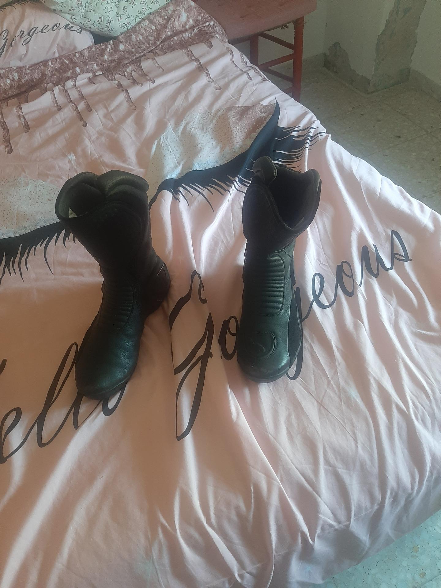 Foto 4 de traje de moto.botas i dos cascos vendi