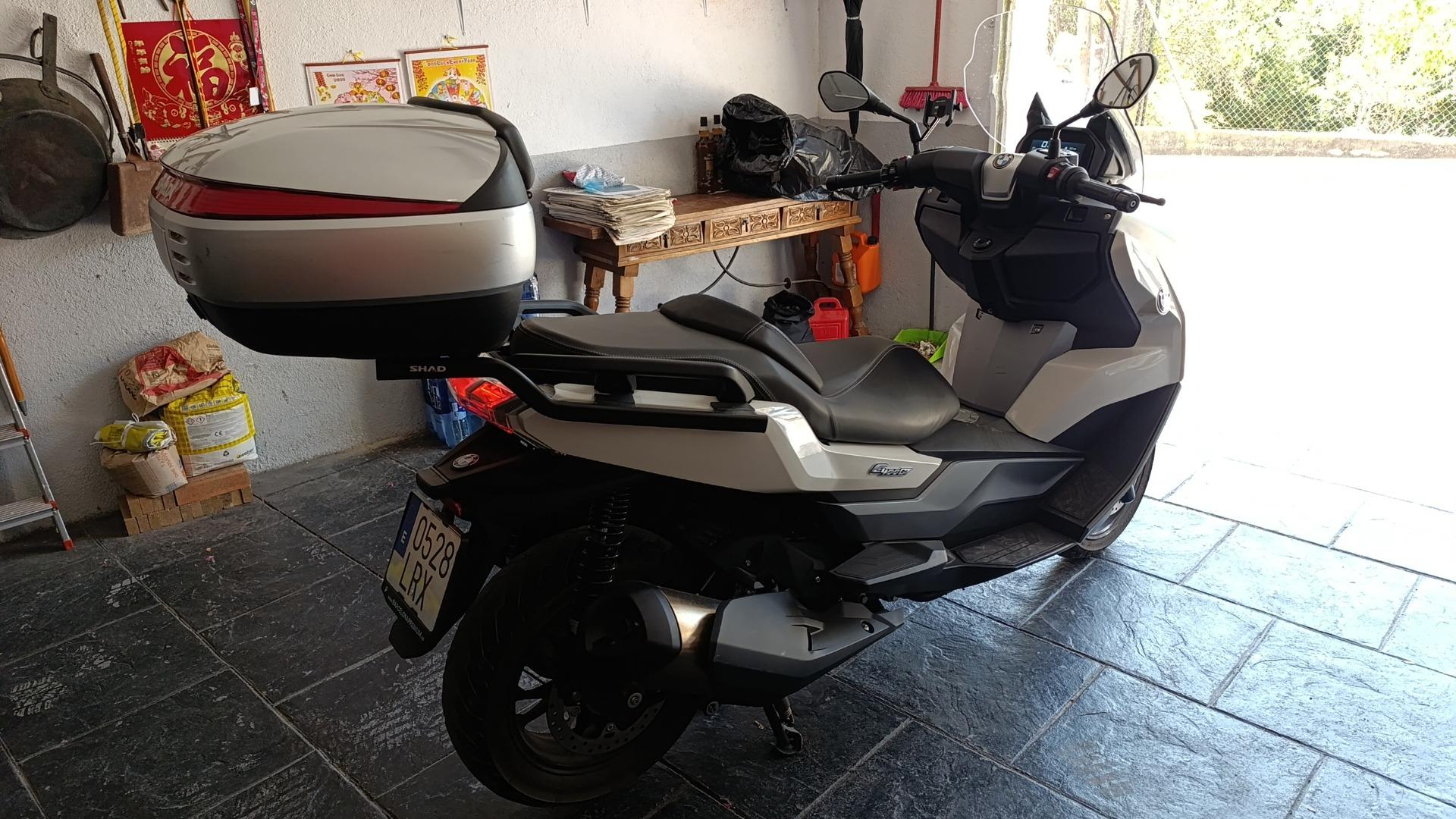 Foto de Moto de carretera,es del año 2021 Julio y no llega a 16000 kilómetros, puños y asientos calefactable