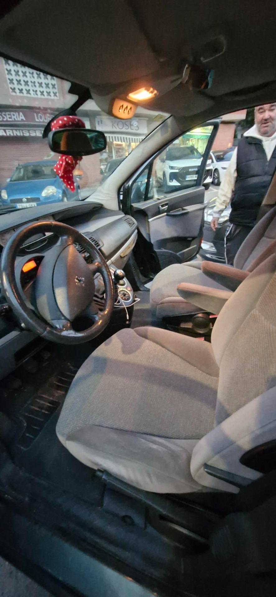 Foto 5 de Peugeot 807- Año 2006. HDI x Coche mas pequeño