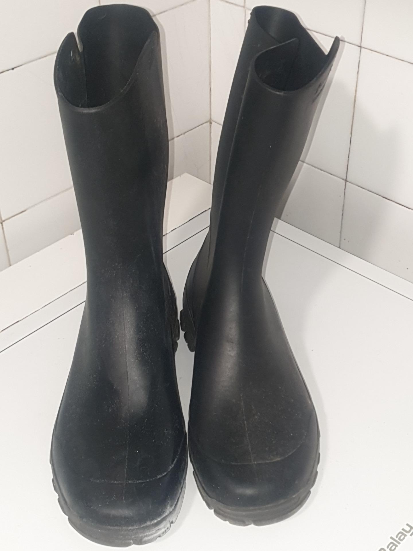 Foto de Botas deagua talla 42 negras muy poco uso