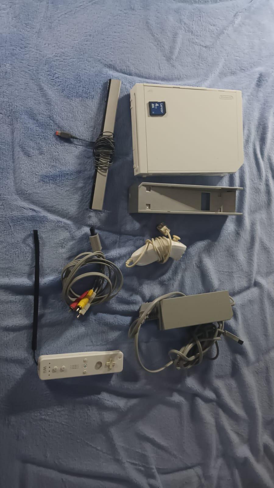 Foto de Nintendo Wii blanca con varios accesorios y "magia"
