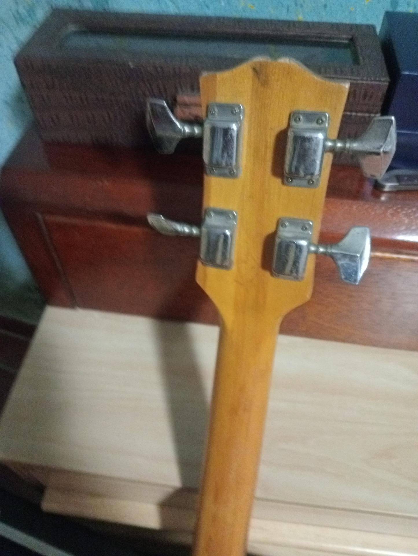 Foto 5 de Bajo eléctrico años 70 , puente flotante (muy extraño en un bajo) , mástil corto ,doble pastilla,