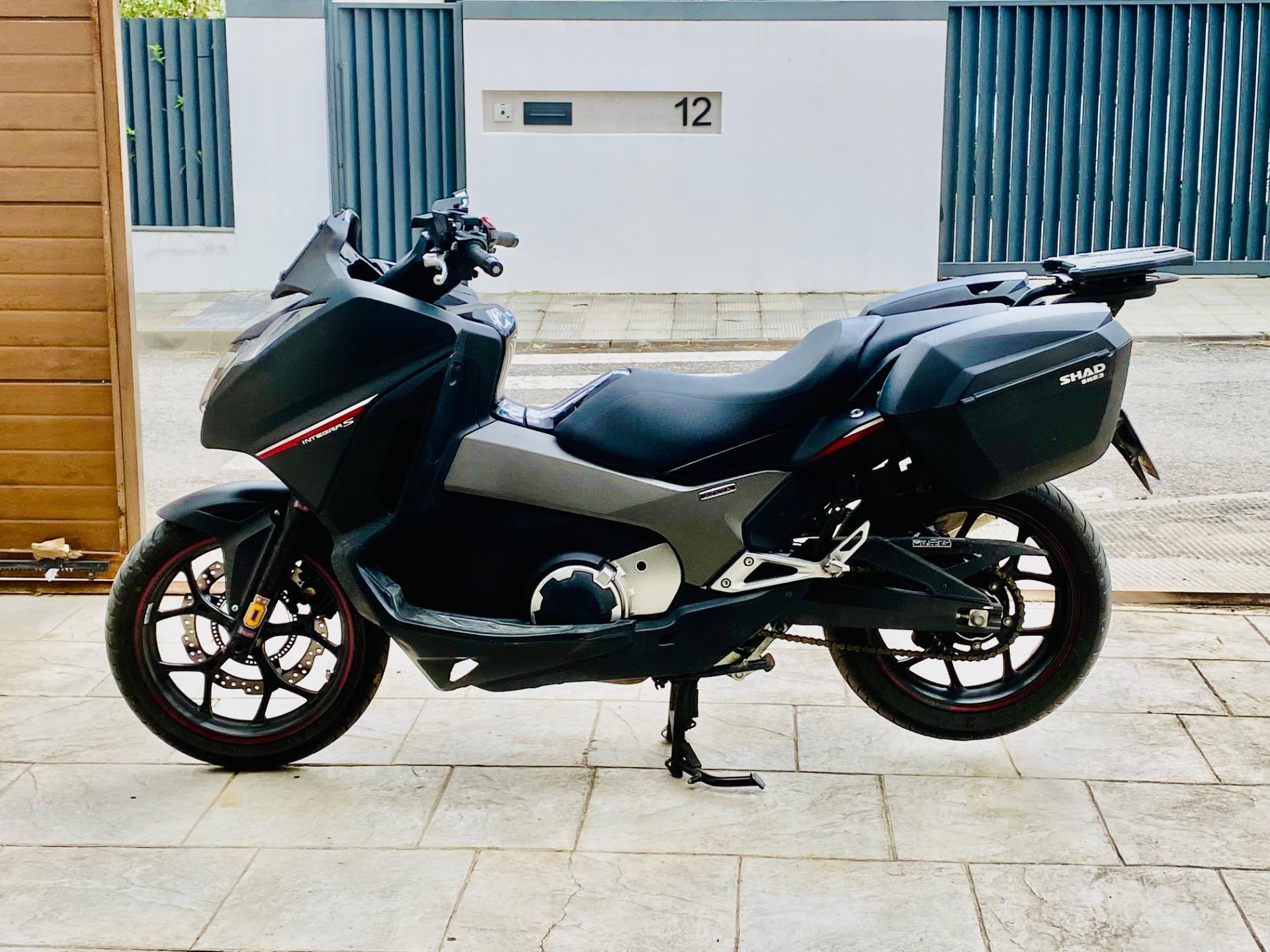 Foto de Honda Integra 750 DCT por BMW 1200 GS 