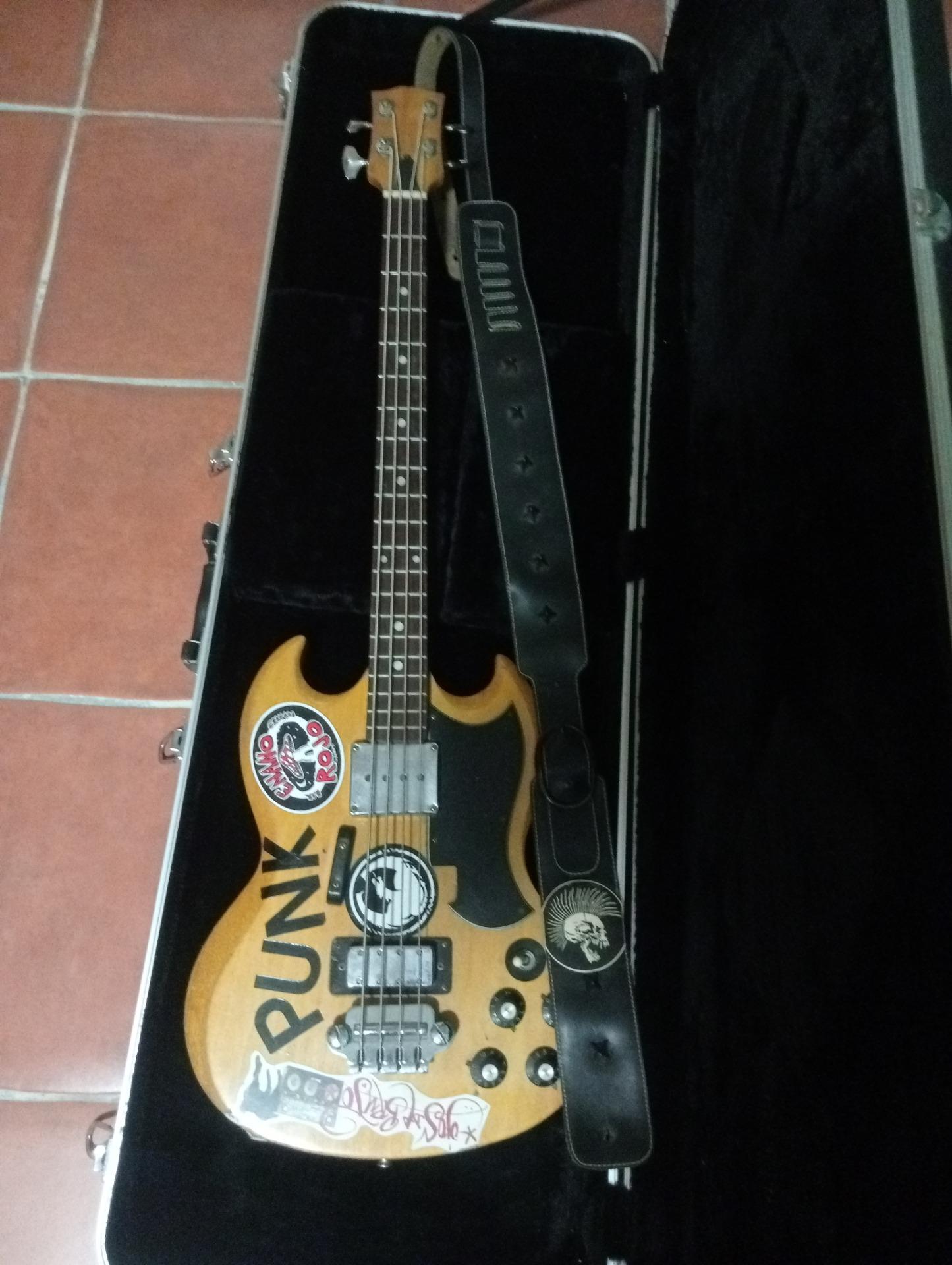 Foto 6 de Bajo eléctrico años 70 , puente flotante (muy extraño en un bajo) , mástil corto ,doble pastilla,