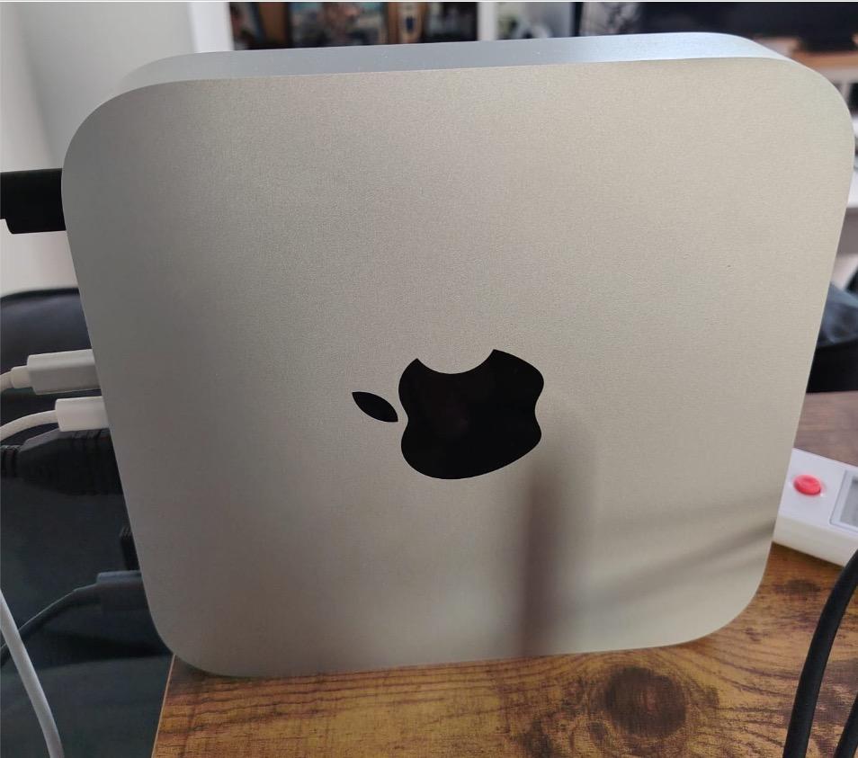 Foto de Mac mini M2 16GB y teclado Magic Keyboard