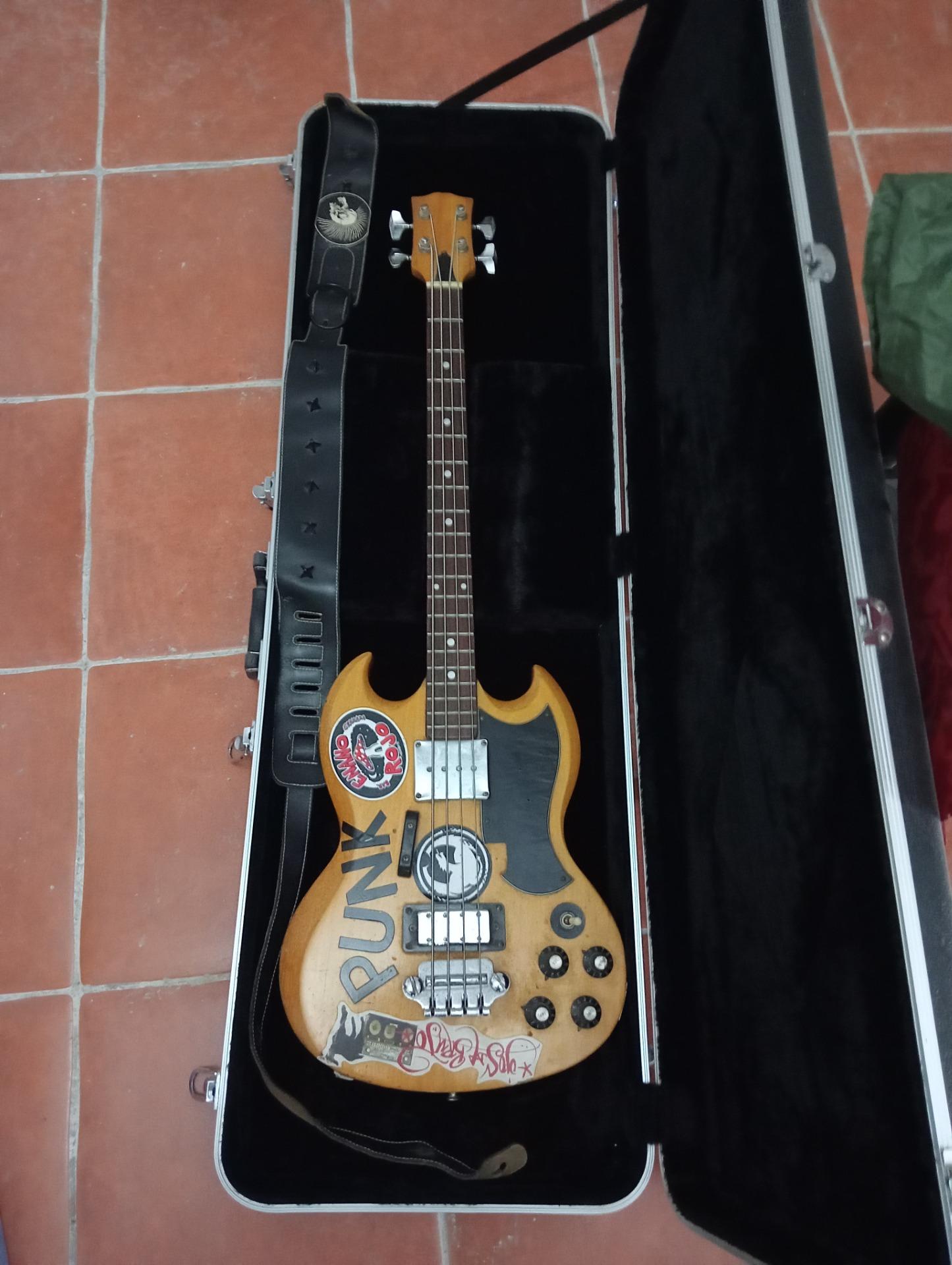 Foto 1 de Bajo eléctrico años 70 , puente flotante (muy extraño en un bajo) , mástil corto ,doble pastilla,