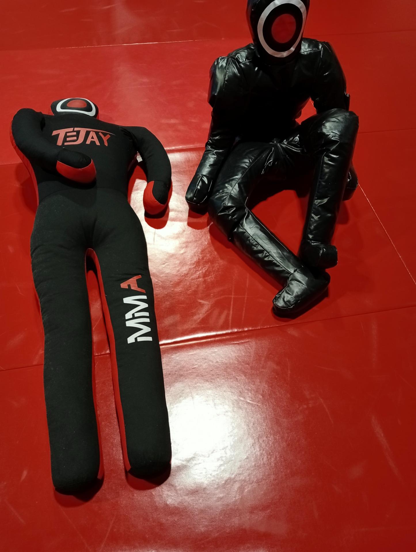 Foto de Dummys de entrenamiento para artes marciales mixtas, judo, grappling y jiu-jitsu.
