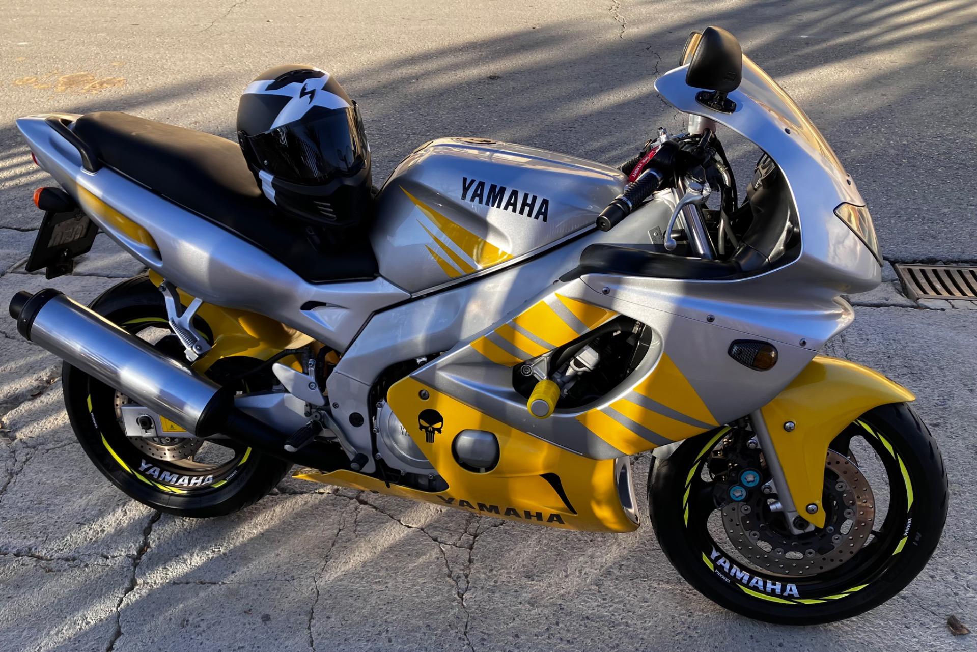 Foto de Moto Custom de mas de 800 cc o coche alta gama