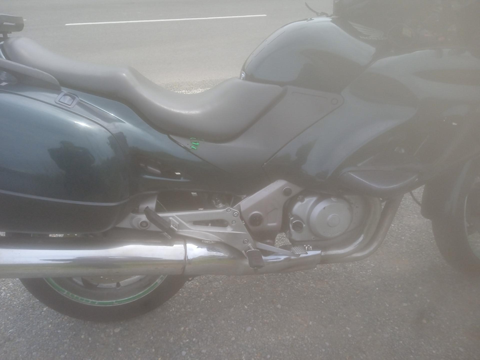 Foto 2 de HONDA DEAUVILLE NT 650 V . 2002.