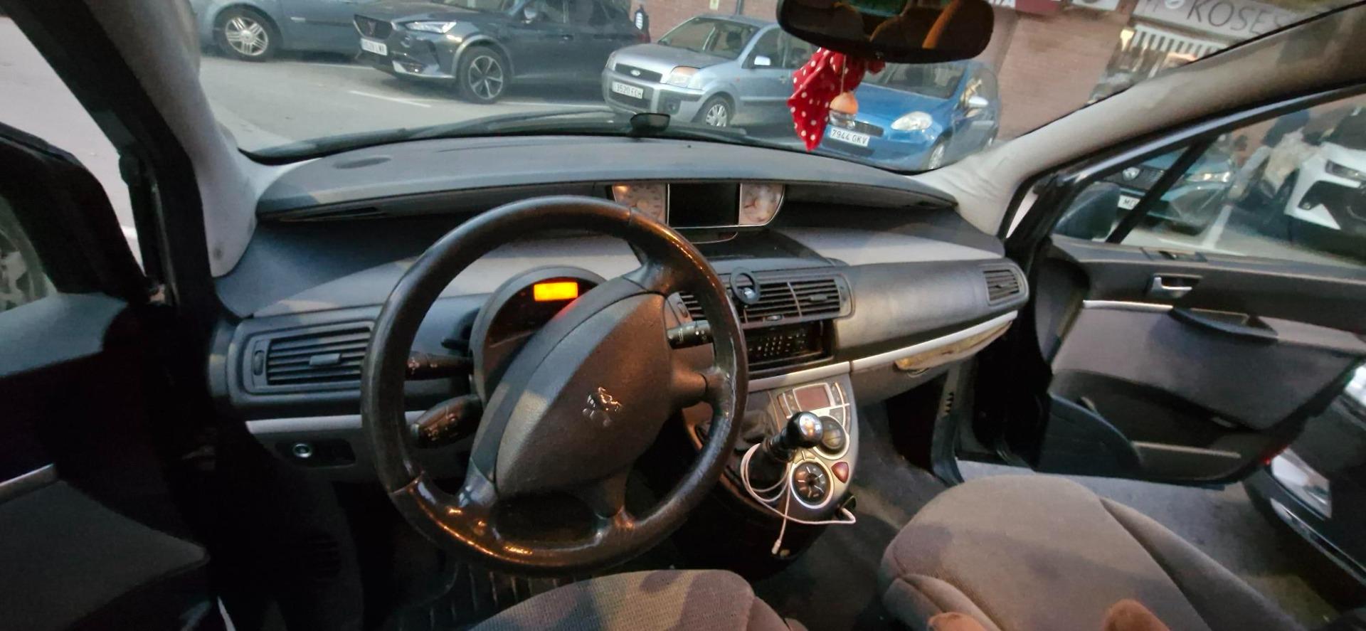 Foto 3 de Peugeot 807- Año 2006. HDI x Coche mas pequeño