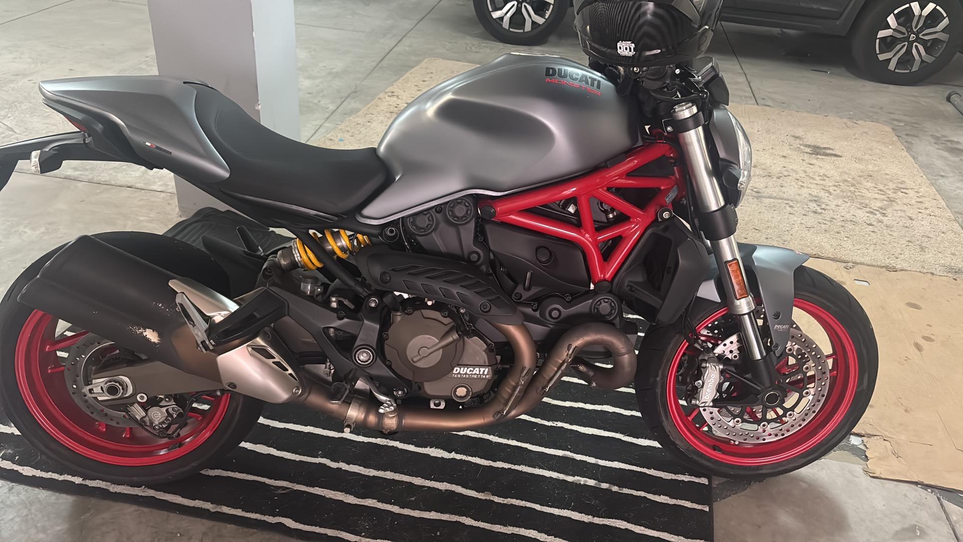 Foto de Ducati monster y Buell elysses 
