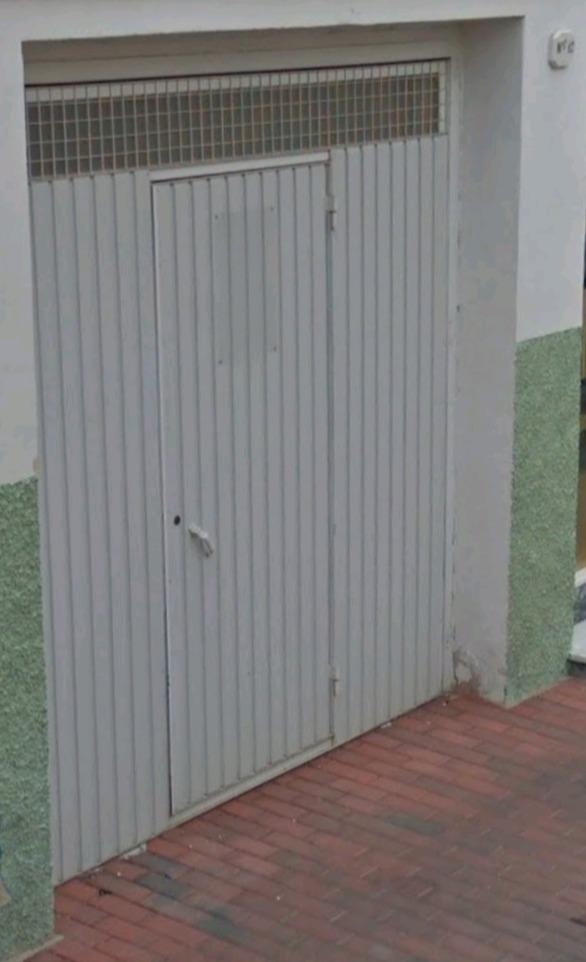 Foto de Puerta de garaje basculante con puerta peatonal integrada 