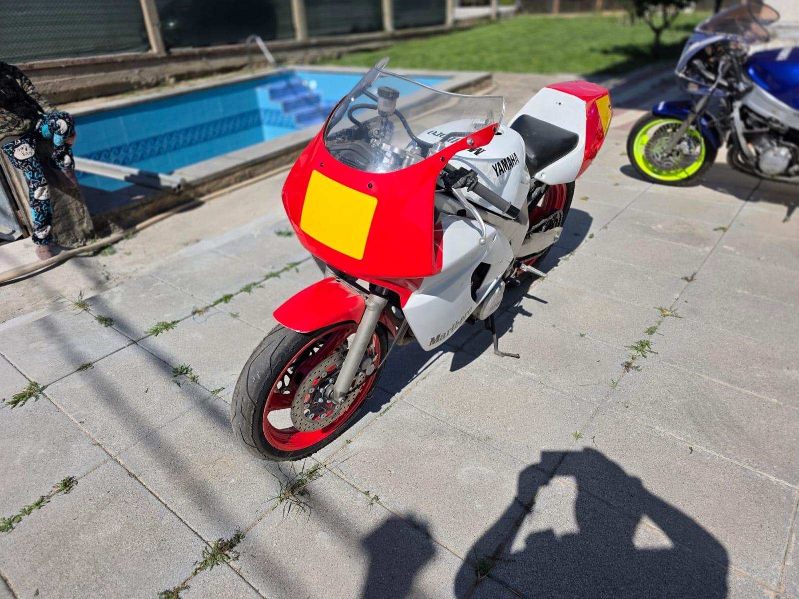 Foto de Dos motos de circuito por moto de montaña
