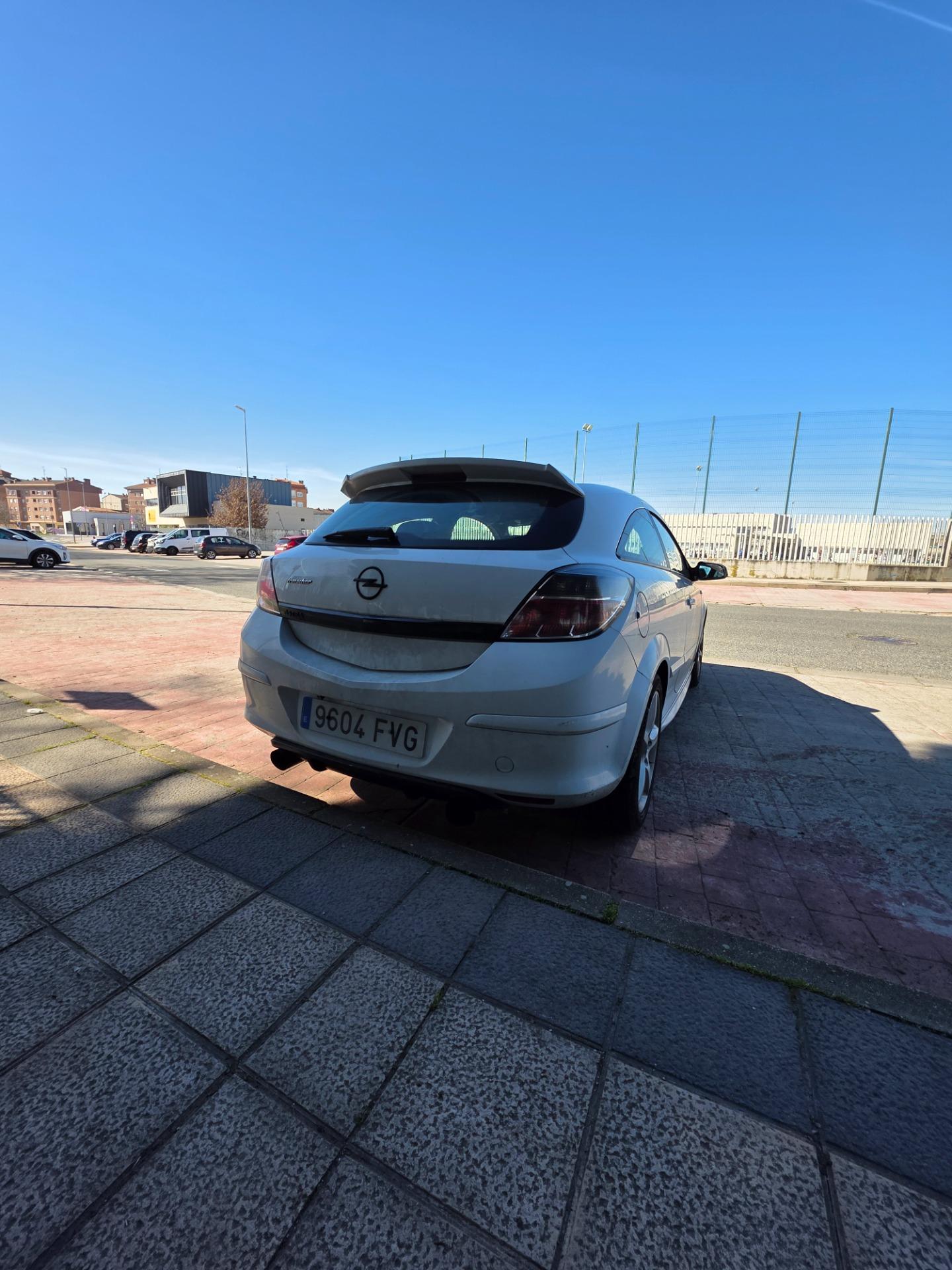 Foto de Opel Astra h gtc y Ktm Duke 125