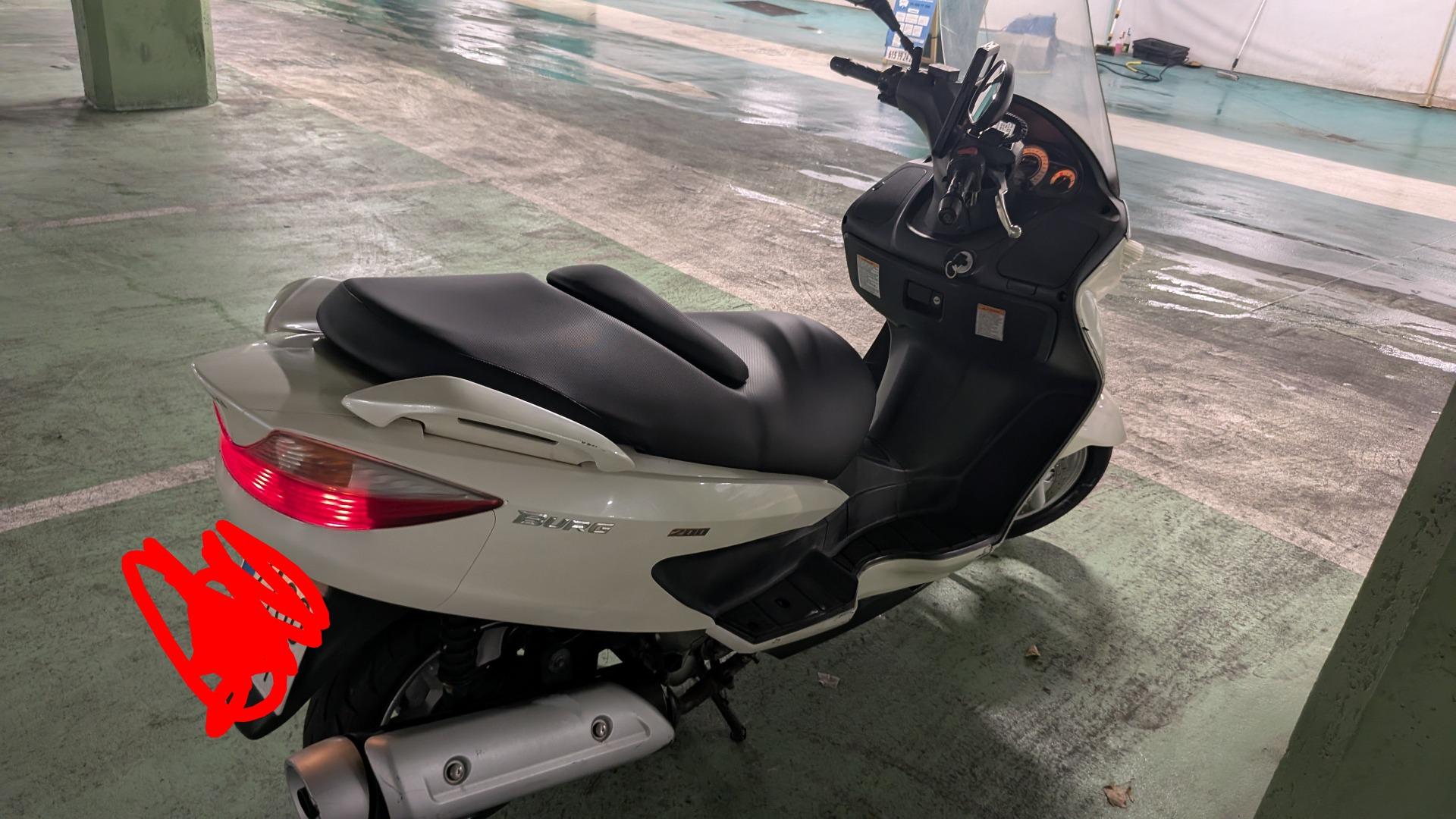 Foto 1 de Suzuki Burgman 200 año 2012, 64000km funcionando correctamente. ITV agosto 2027. Moto mayor o coche