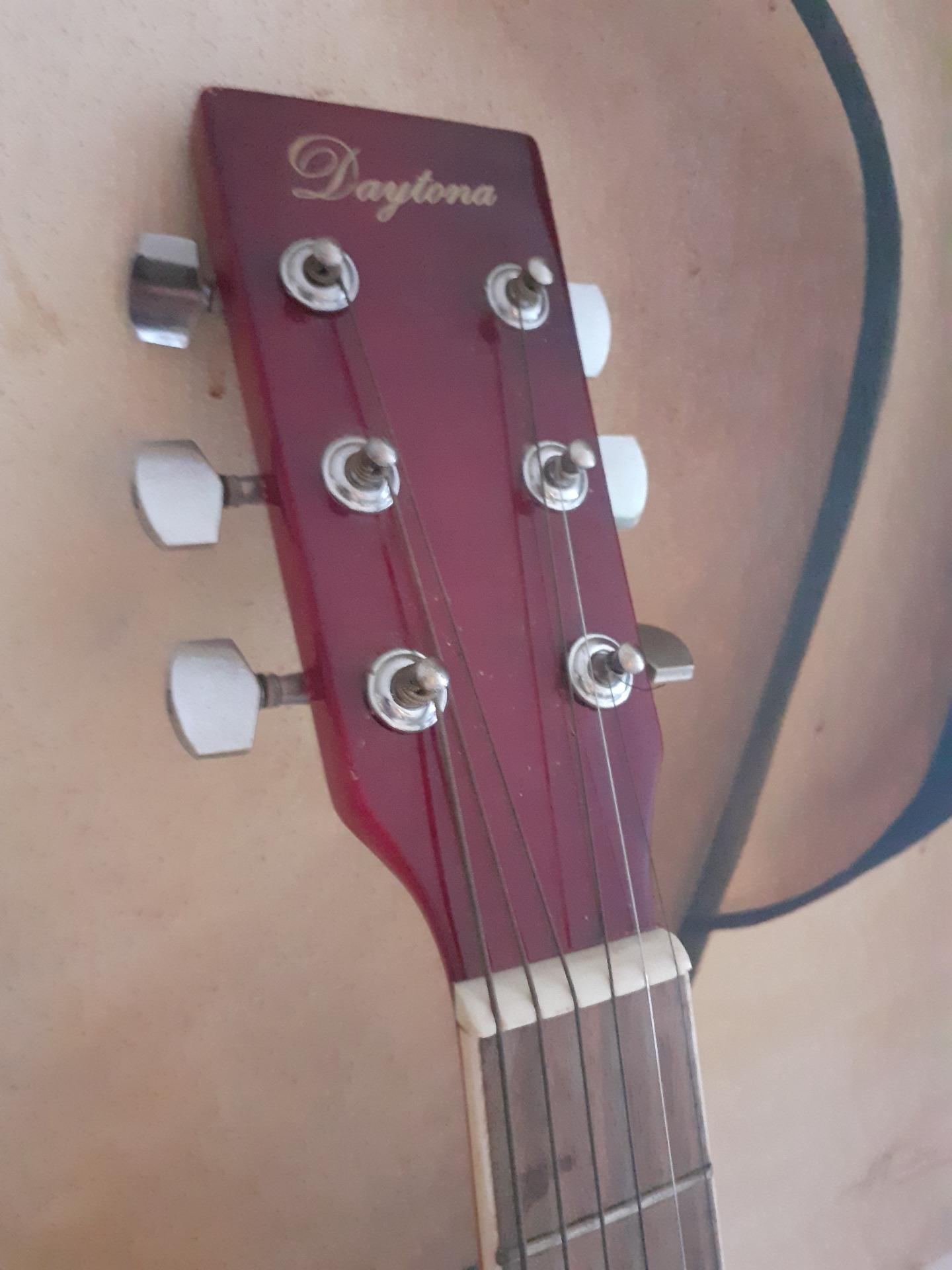 Foto 4 de Guitarra Electroacústica DAYTONA A411CE Roja