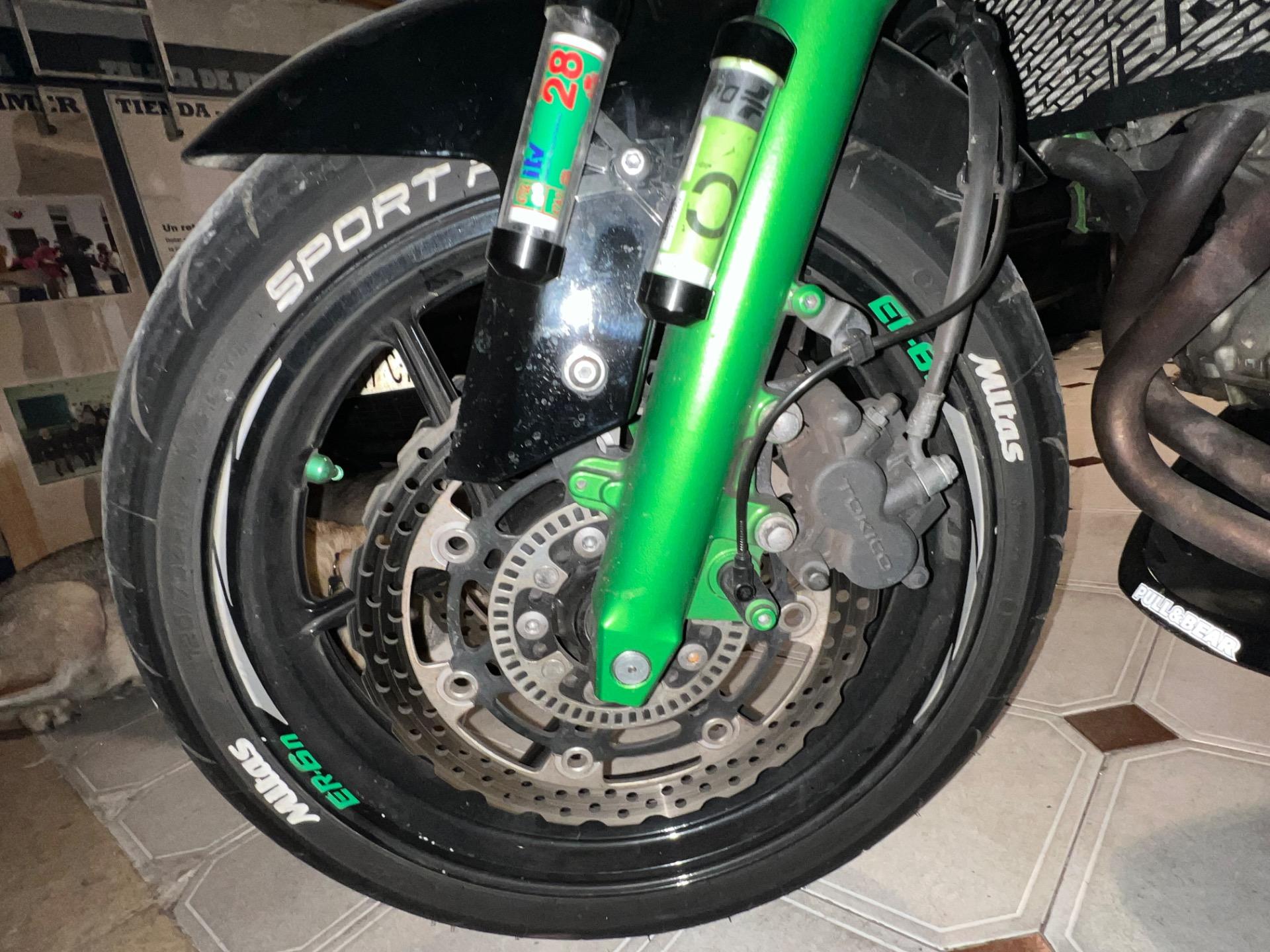 Foto 2 de Se cambia Kawasaki er6n ABS del 2008 limitada para A2 en documentación y la moto