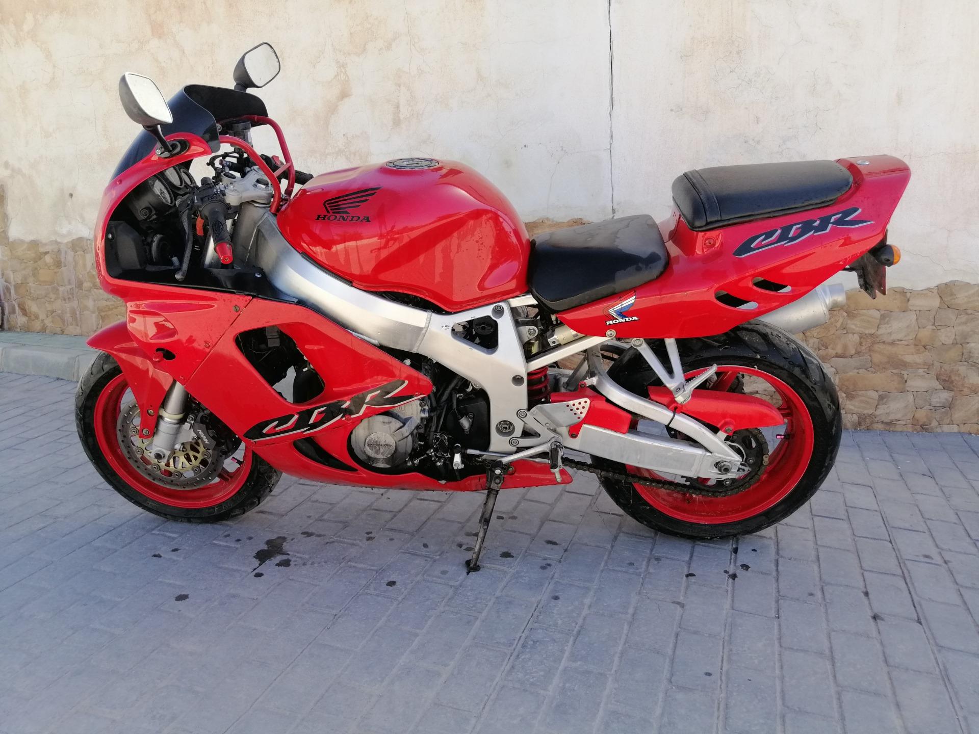 Foto 1 de Cambio cbr 900 rr del 97, limitada en papeles