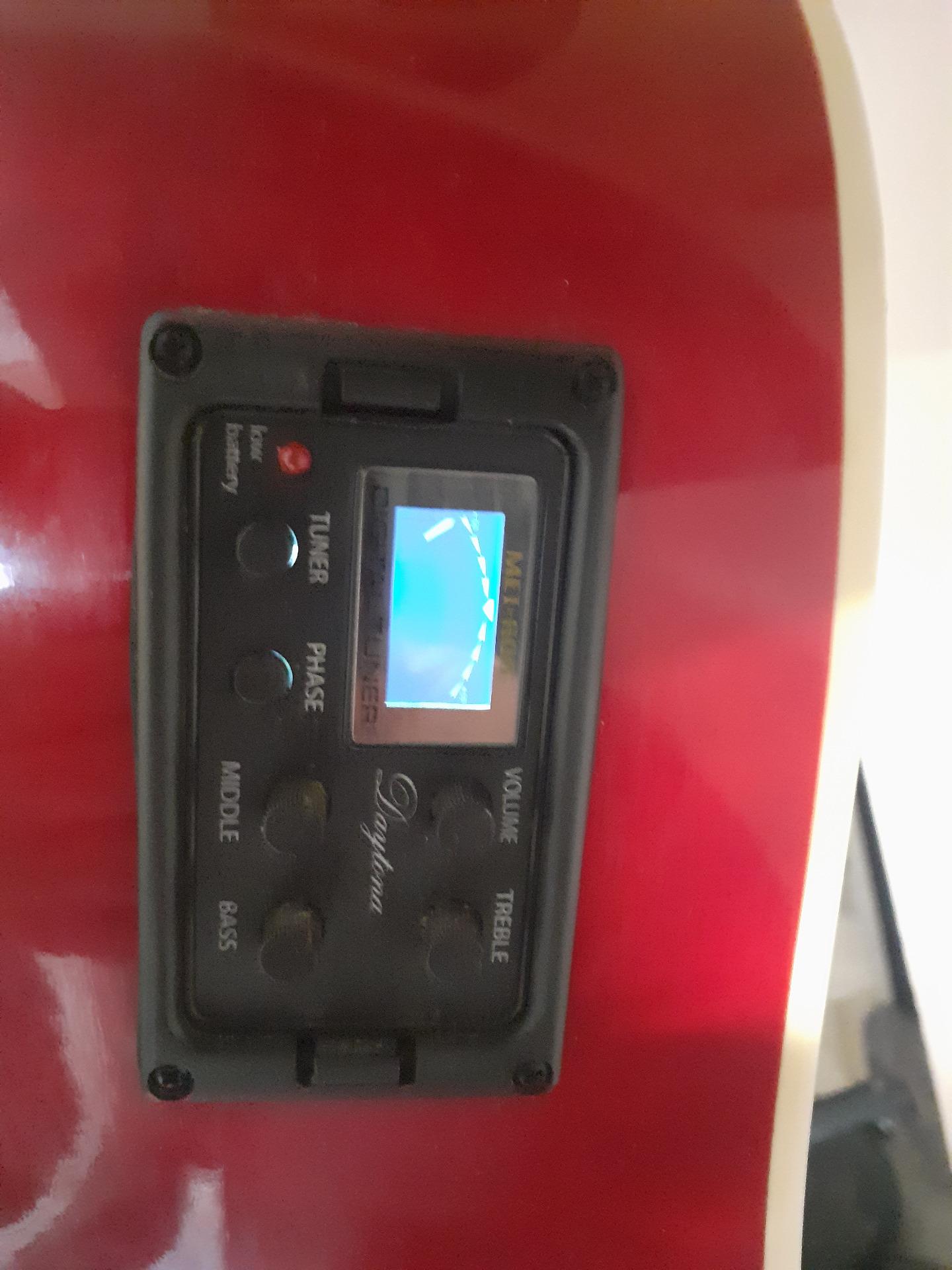 Foto 3 de Guitarra Electroacústica DAYTONA A411CE Roja