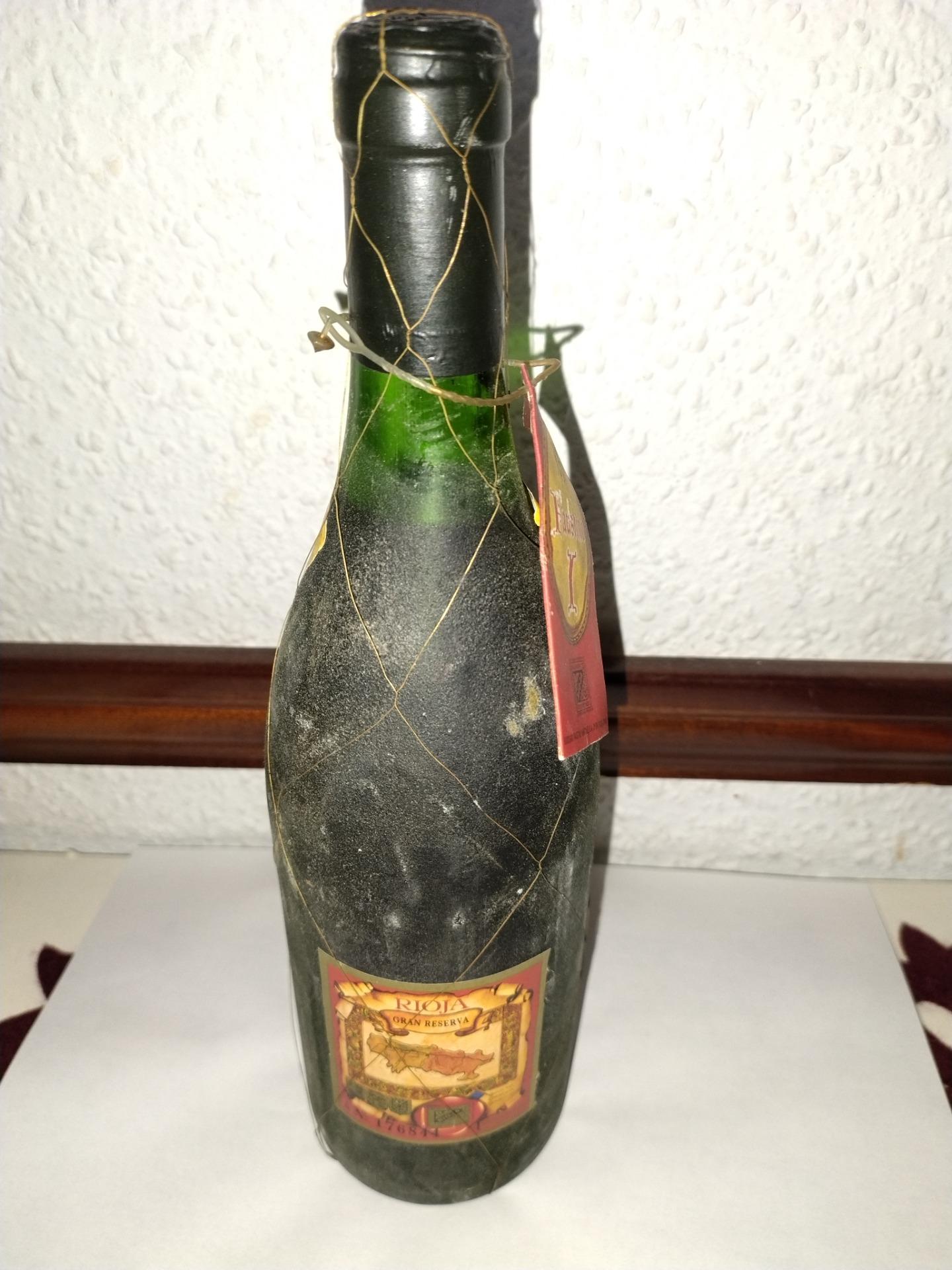 Foto 2 de Botella de vino Faustino 1 gran reserva 1964 y 1970