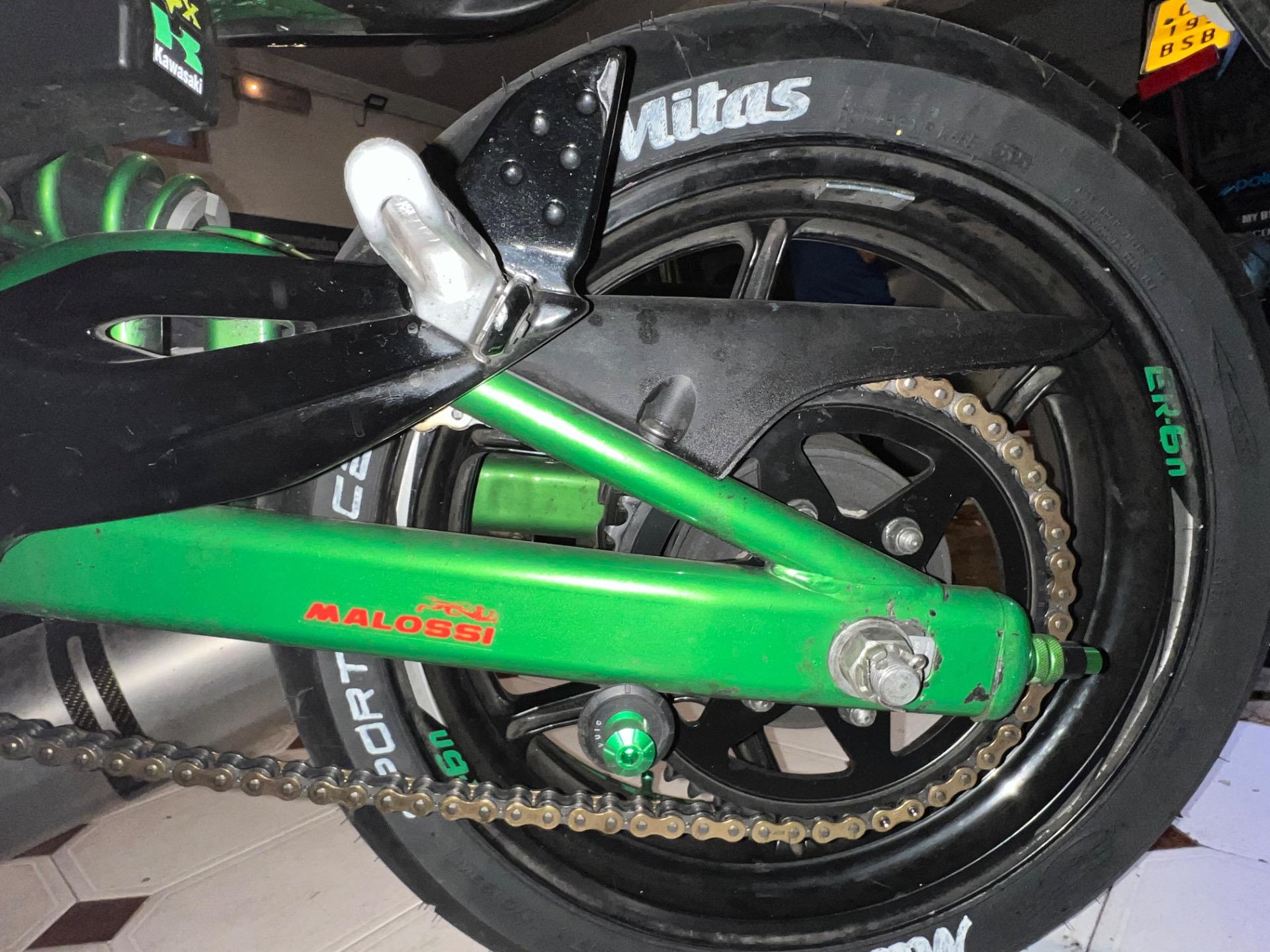 Foto 5 de Se cambia Kawasaki er6n ABS del 2008 limitada para A2 en documentación y la moto