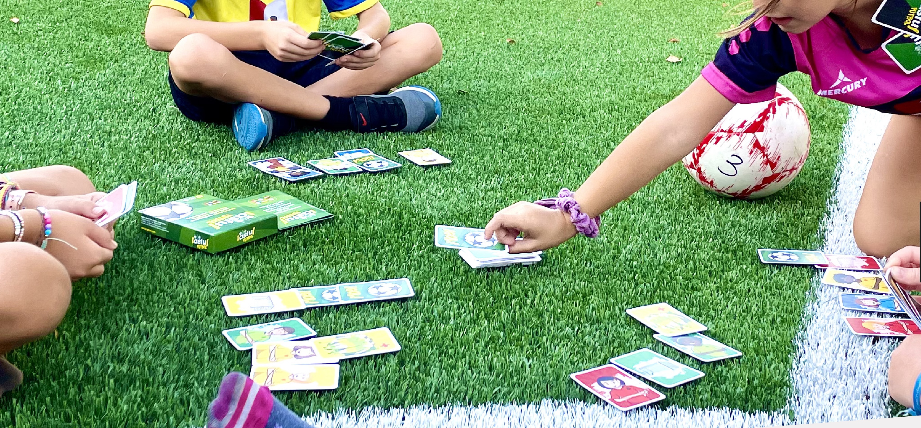 Imagen de Marca el gol de la diversión con lastuf: El juego de cartas de mesa de fútbol que disfrutarán tanto niños como adultos